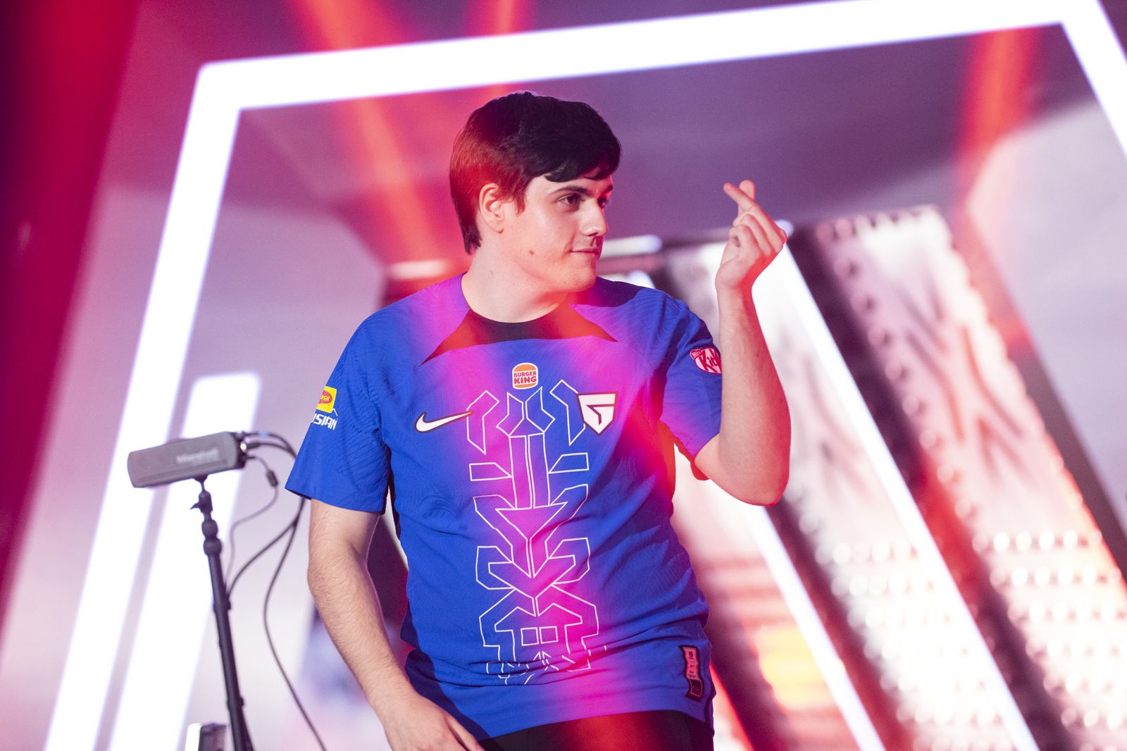 Fitinho entra al estadio de Berlín.