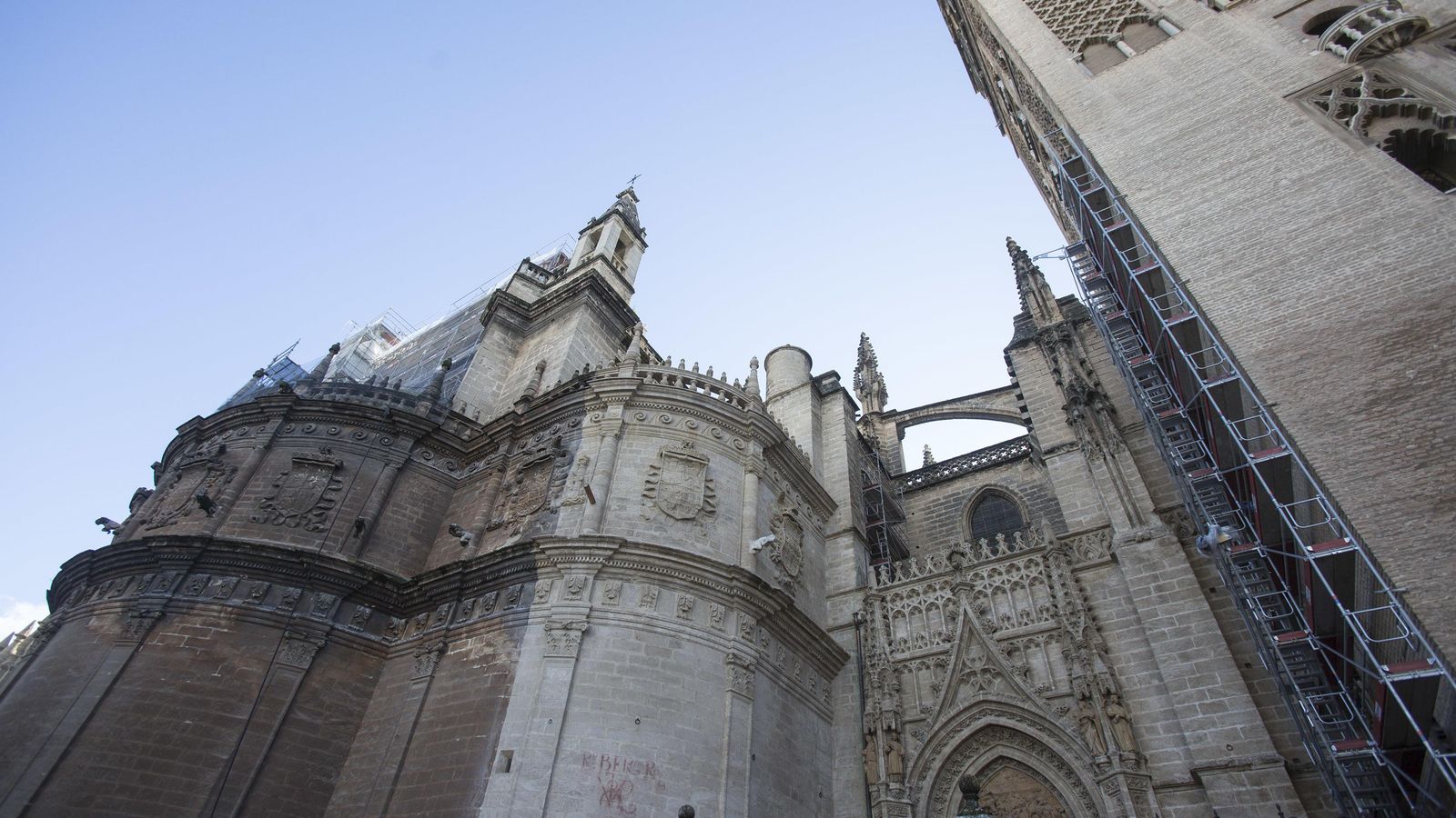 Los muros de la Capilla Real a medio limpiar.