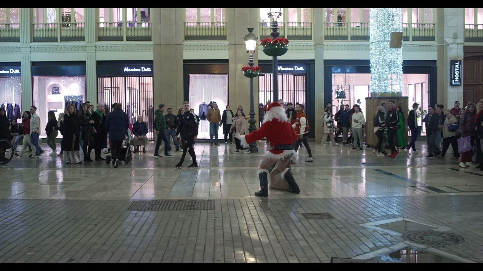El pintoresco ladrón sin pantalones en la calle Larios.