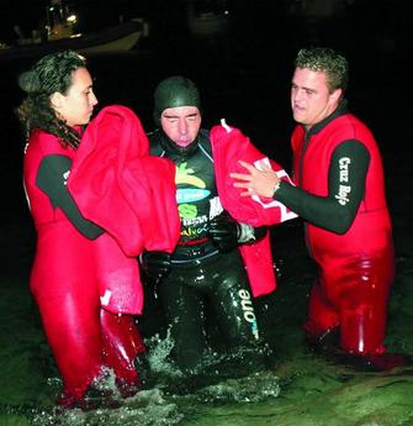 David Meca es ayudado por dos miembros de la Cruz Roja a su llegada a Ceuta.