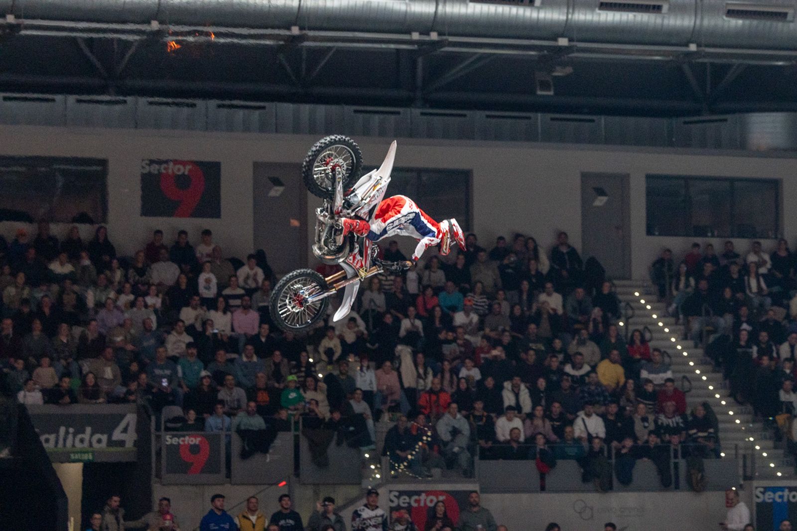En imágenes: el Olivo Arena vibra con piruetas y motor en estado puro en el Soloflow Freestyle (1)