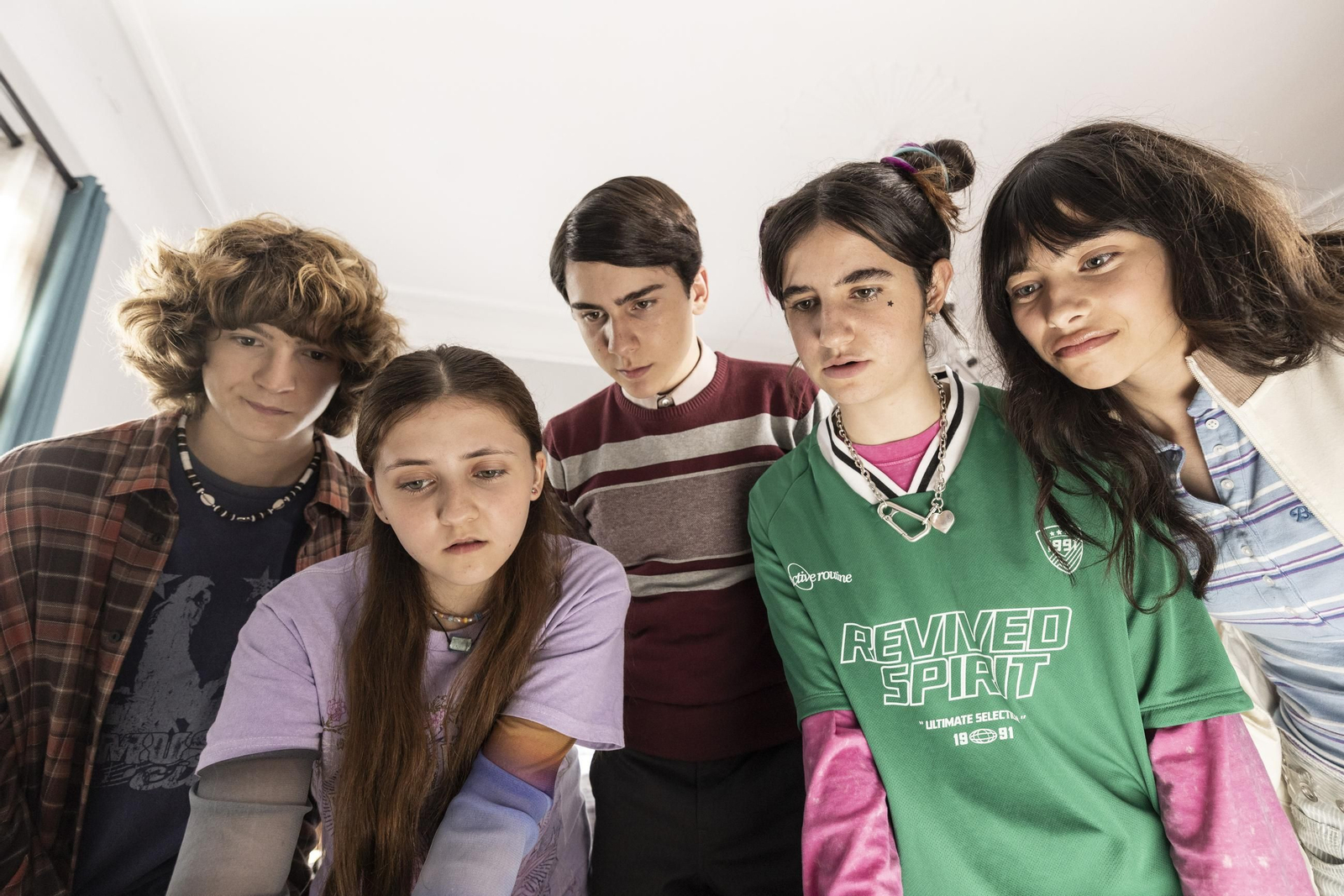 La pandilla de jóvenes une sus fuerzas para desenmascarar a una banda que se dedicaba a robar joyas en el cementerio.