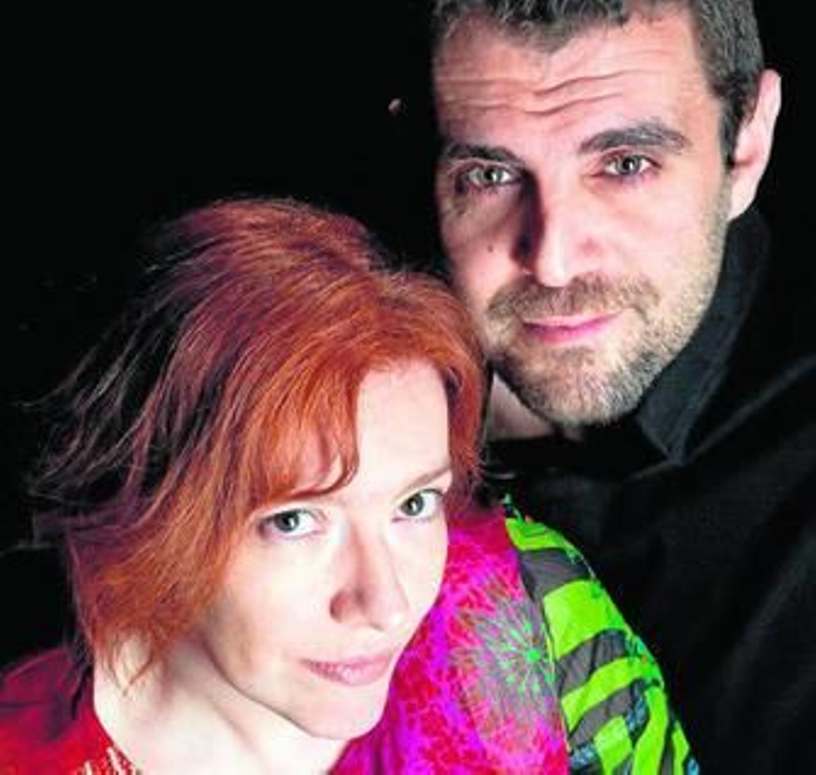 Los escritores de la 'La llave del tiempo' y el primer libro de la trilogía 'Yinn', 'Fuego azul'.