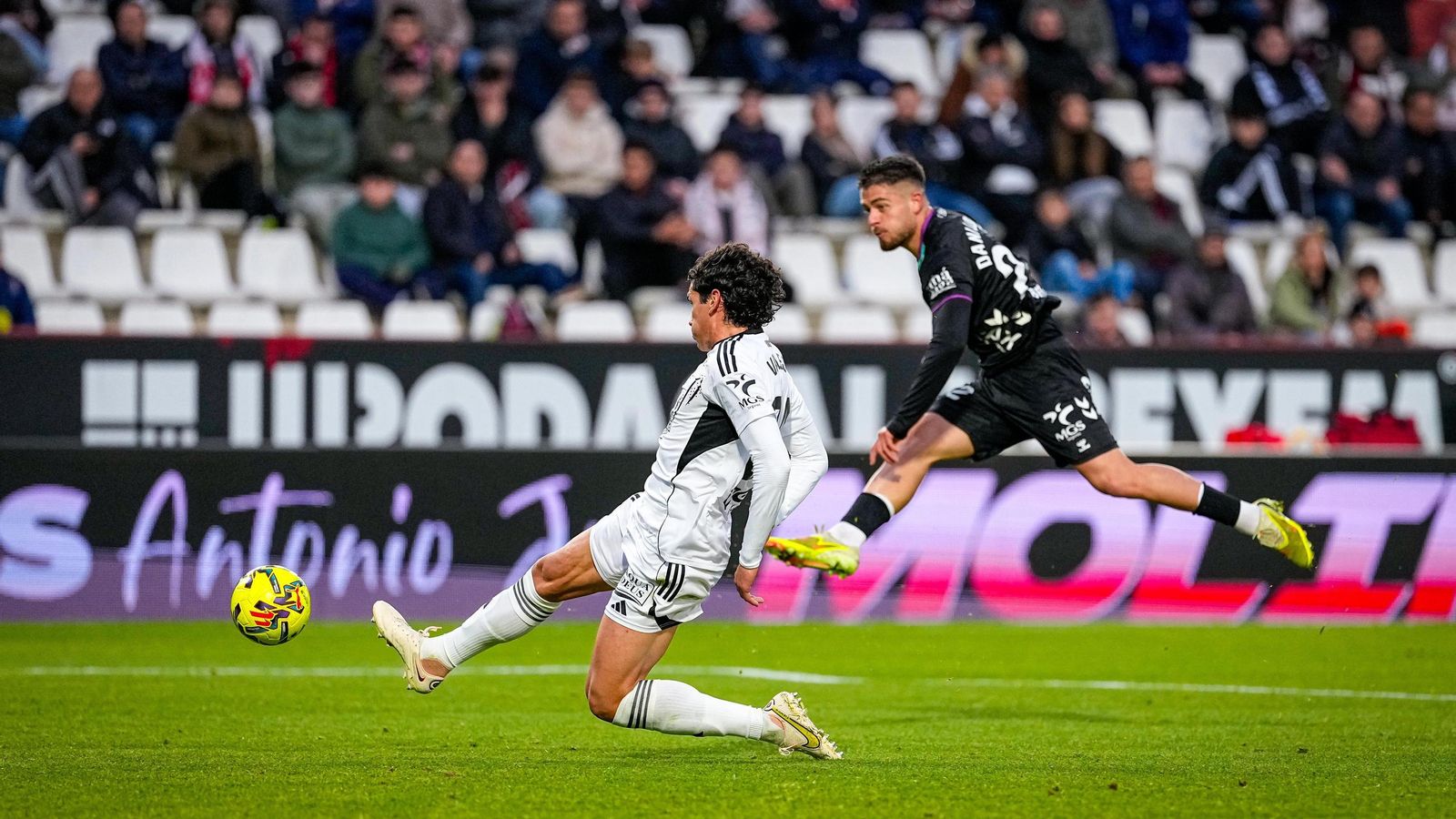 Dani Lorenzo remata a gol.
