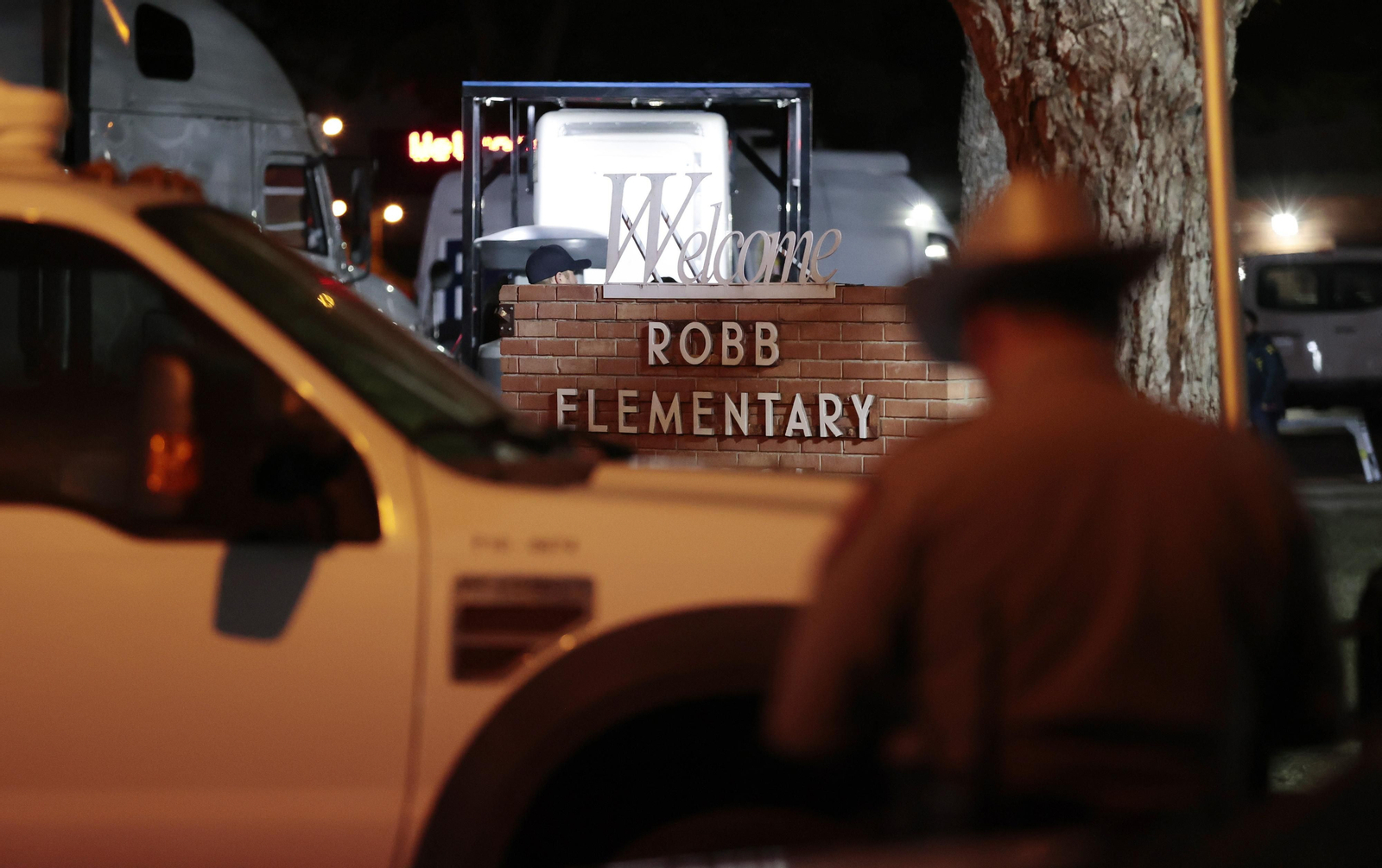 Policías e investigadores trabajan en la escena de un tiroteo masivo en el centro Robb Elementary School en Uvalde, Texas