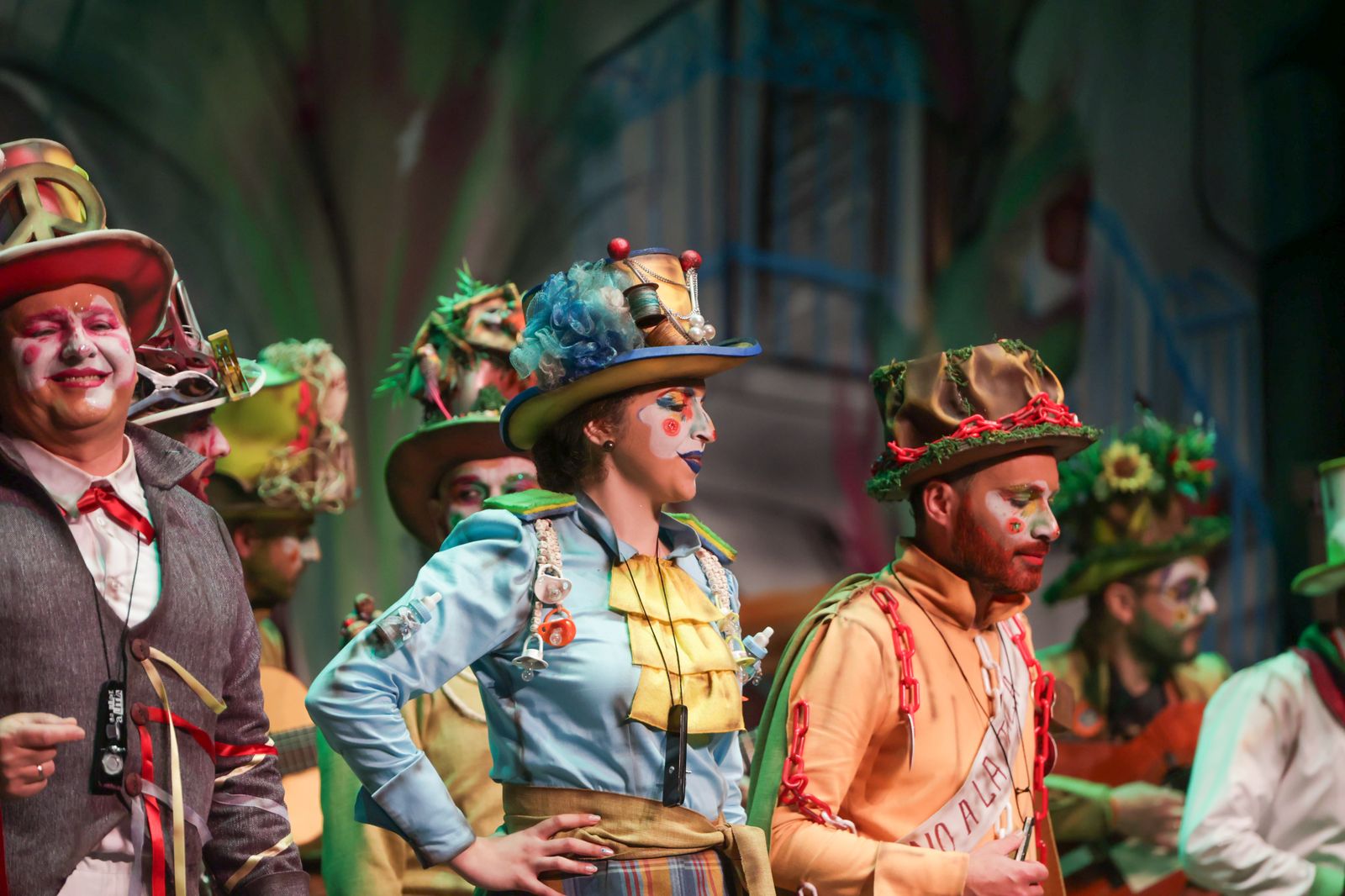 Imágenes de la actuación de la comparsa de Bollullos Par del Condado "La Clase Alta" en el Carnaval Colombino