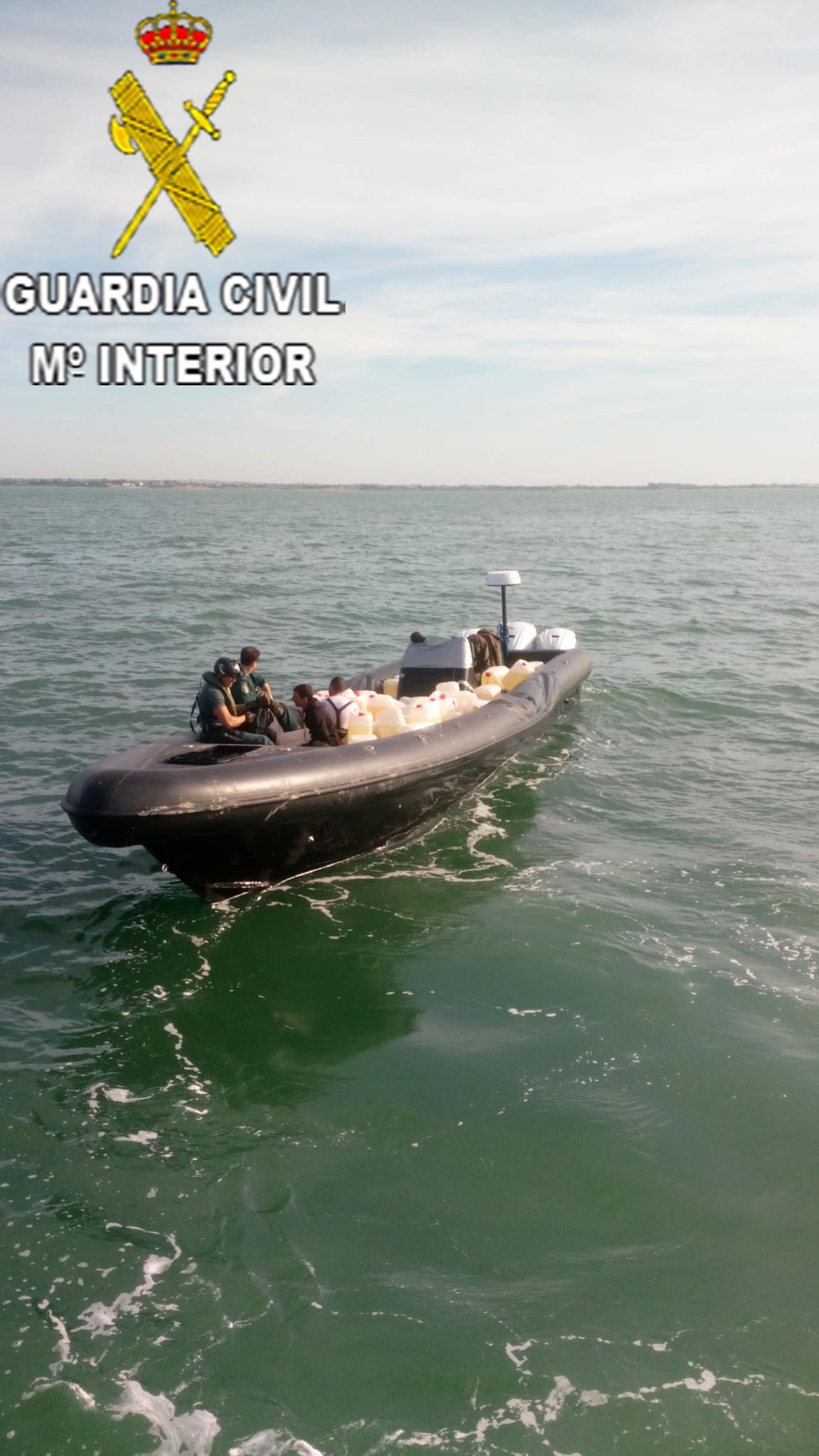 Las garrafas intervenidas por la Guardia Civil.