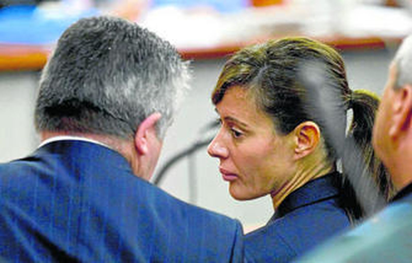 Roca conversa con Montserrat Corulla, su presunta testaferro, ayer en la Audiencia de Málaga.