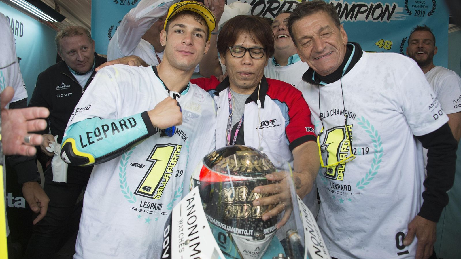 Dalla Porta, en su box celebrando el título de Moto3.