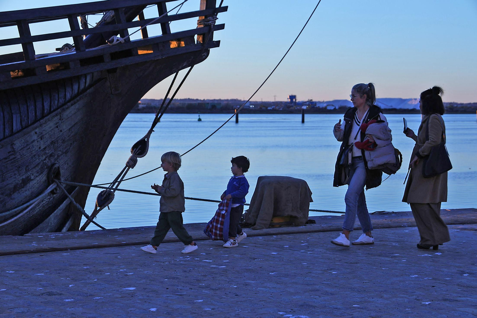 Imágenes de la Nao Victoria en el muelle de Levante