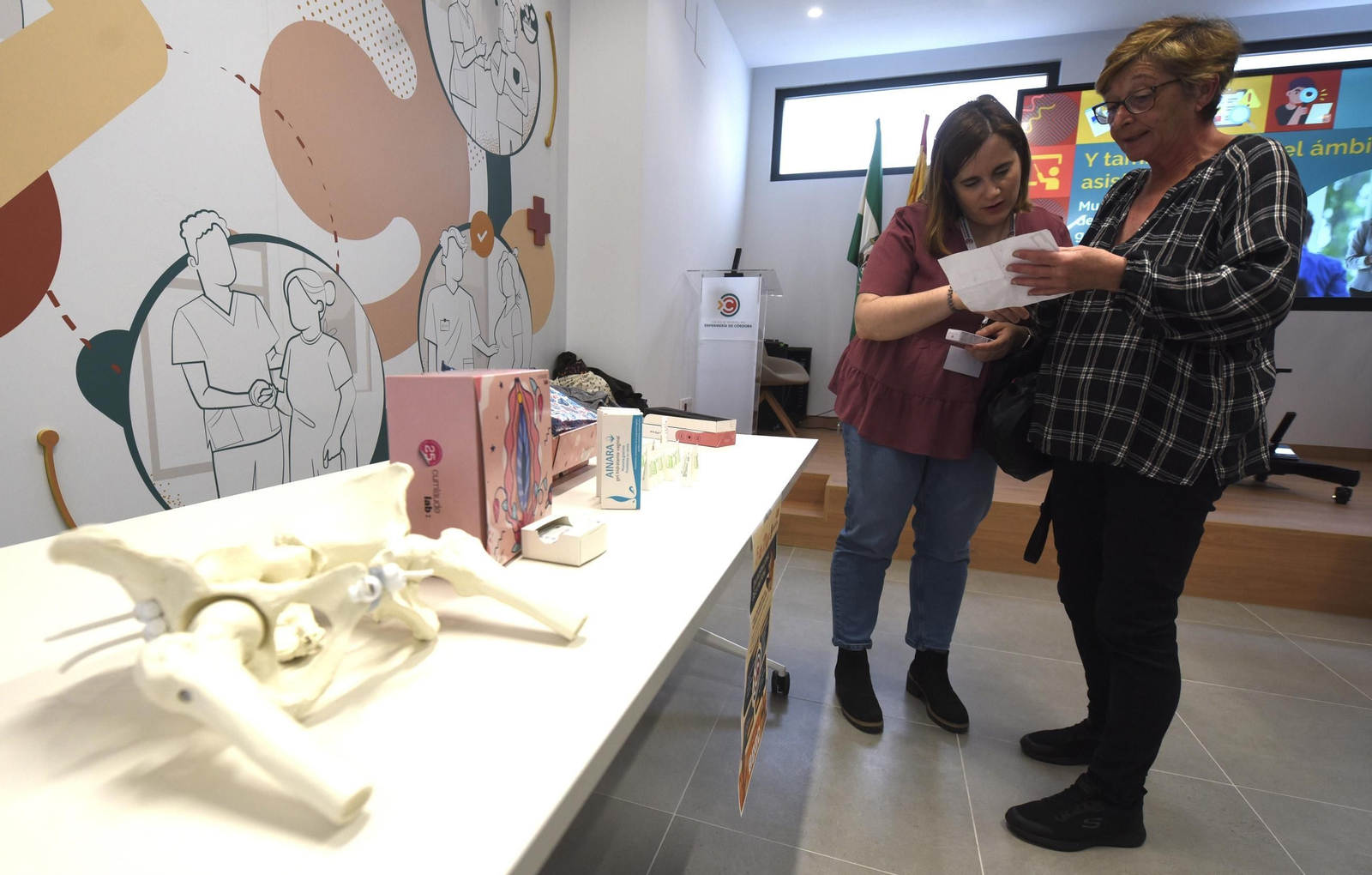 Córdoba celebra el Día de la Matrona con una sesión de 'belly painting'