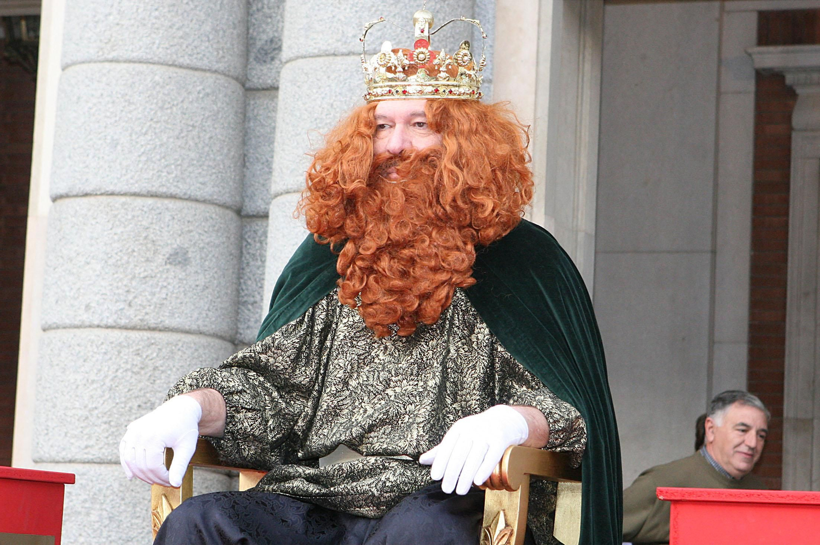 Francisco Mendoza en la recogida de cartas en el Ayuntamiento.