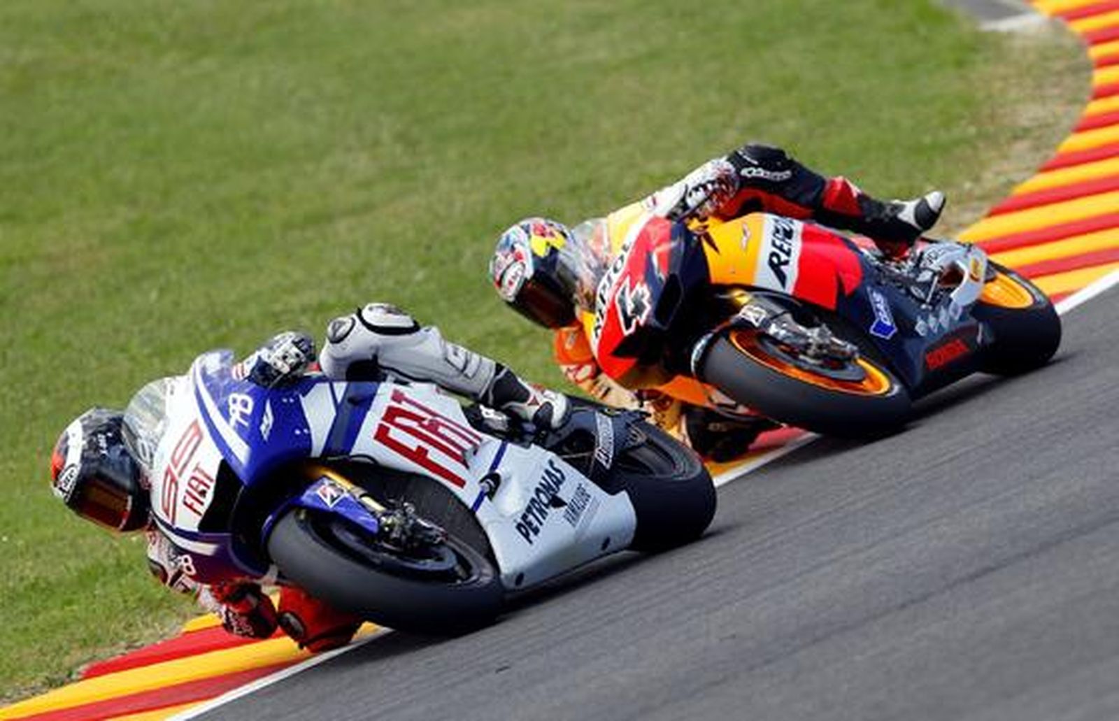 Duelo entre Lorenzo y Dovizioso en MotoGP.

Foto: Reuters