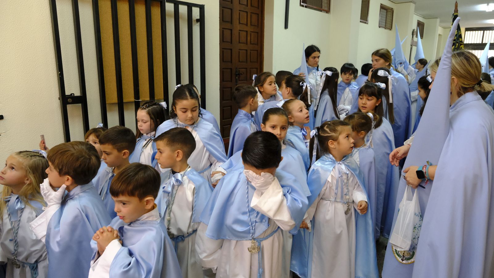 La Procesión de Los Ángeles de sobrepuso a la lluvia, en imágenes