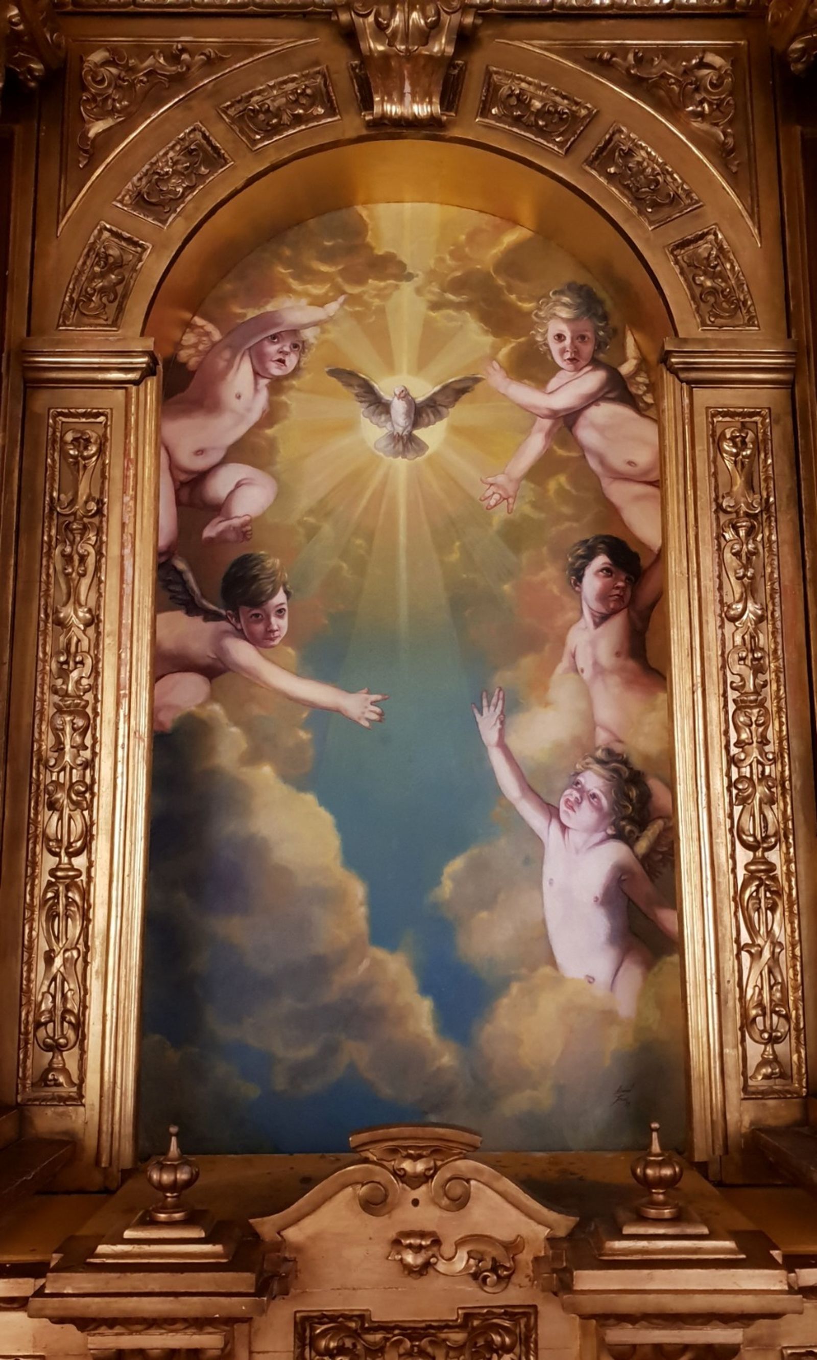 Decoración completa del retablo macareno.