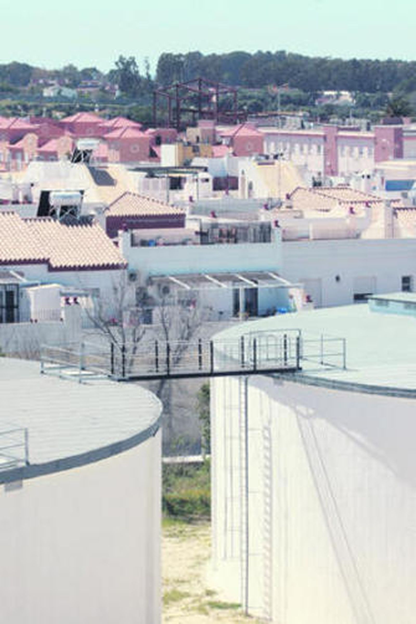 Depósitos de agua instalados en Camposoto, cuya capacidad se pretende duplicar.