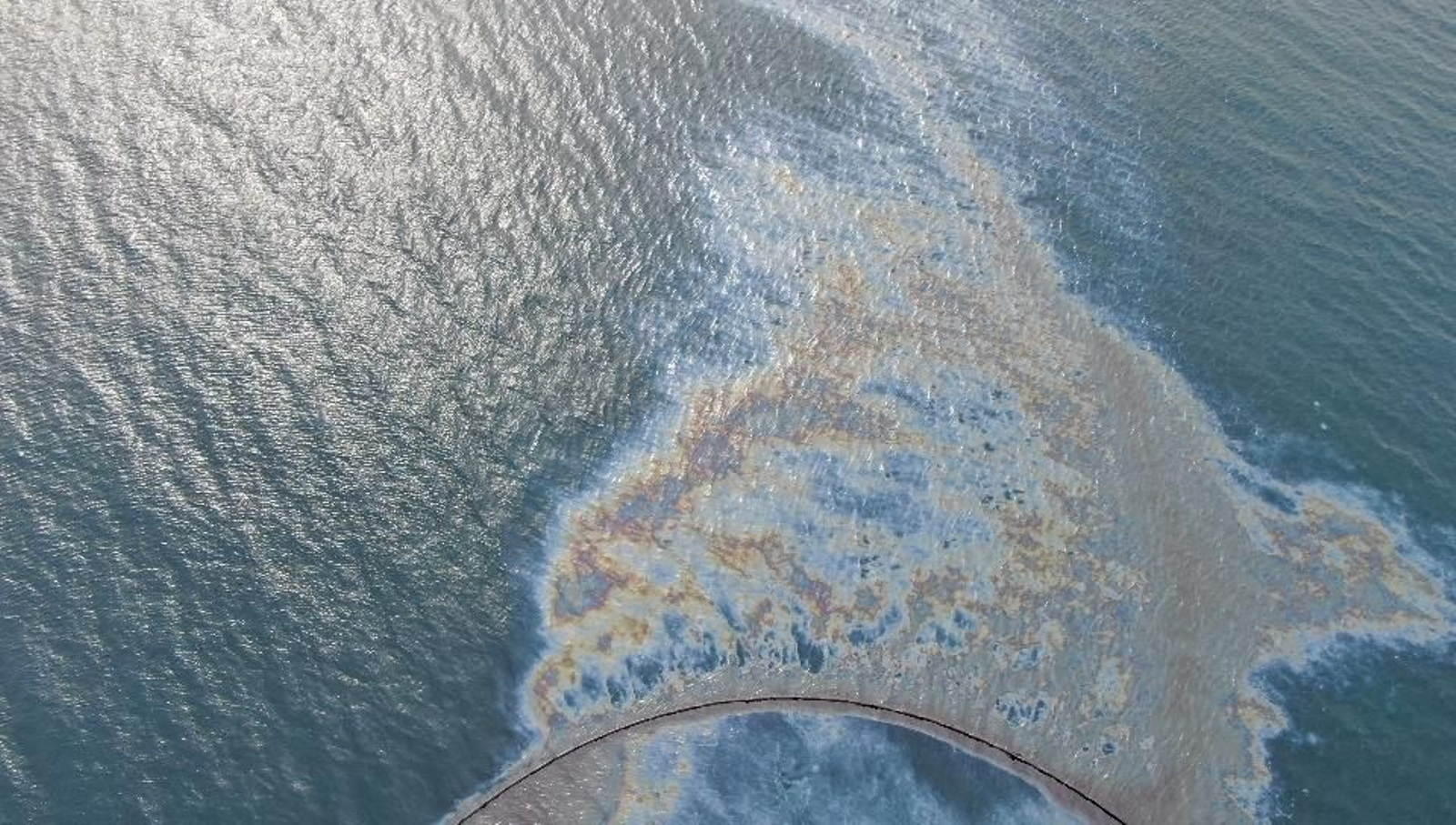 Galería de la fuga de combustible del barco semihundido OS 35 en Gibraltar