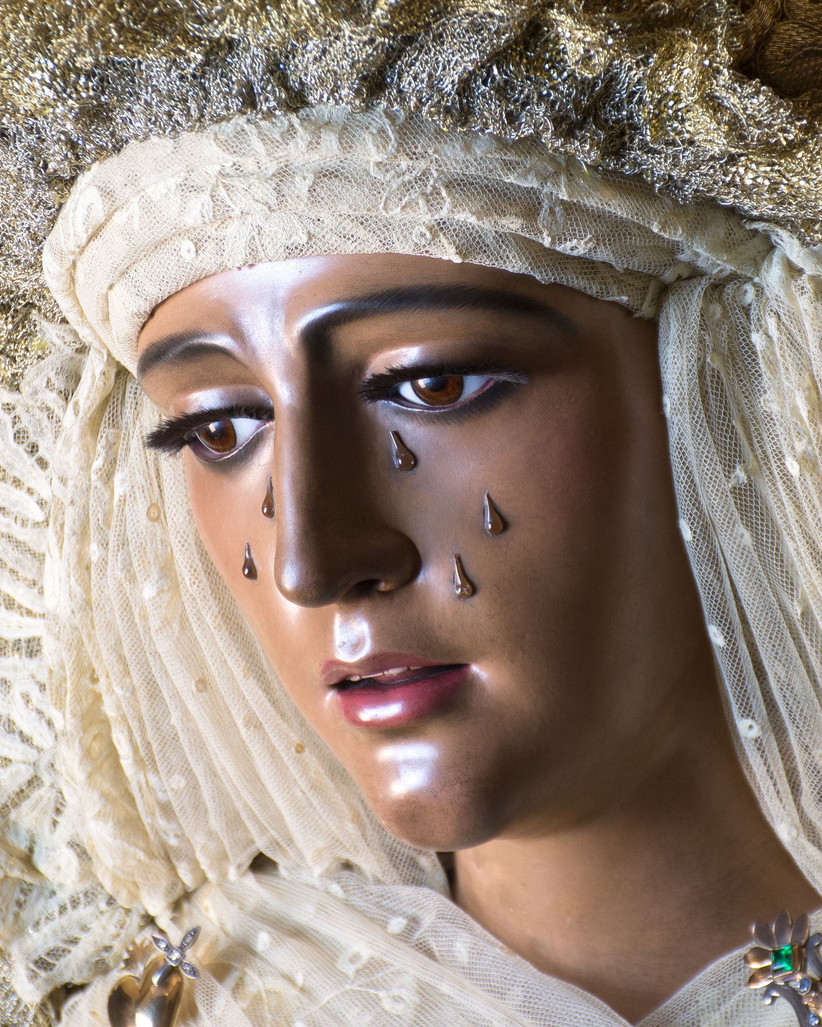 La Esperanza de Triana recibe a sus devotos expuesta en veneración