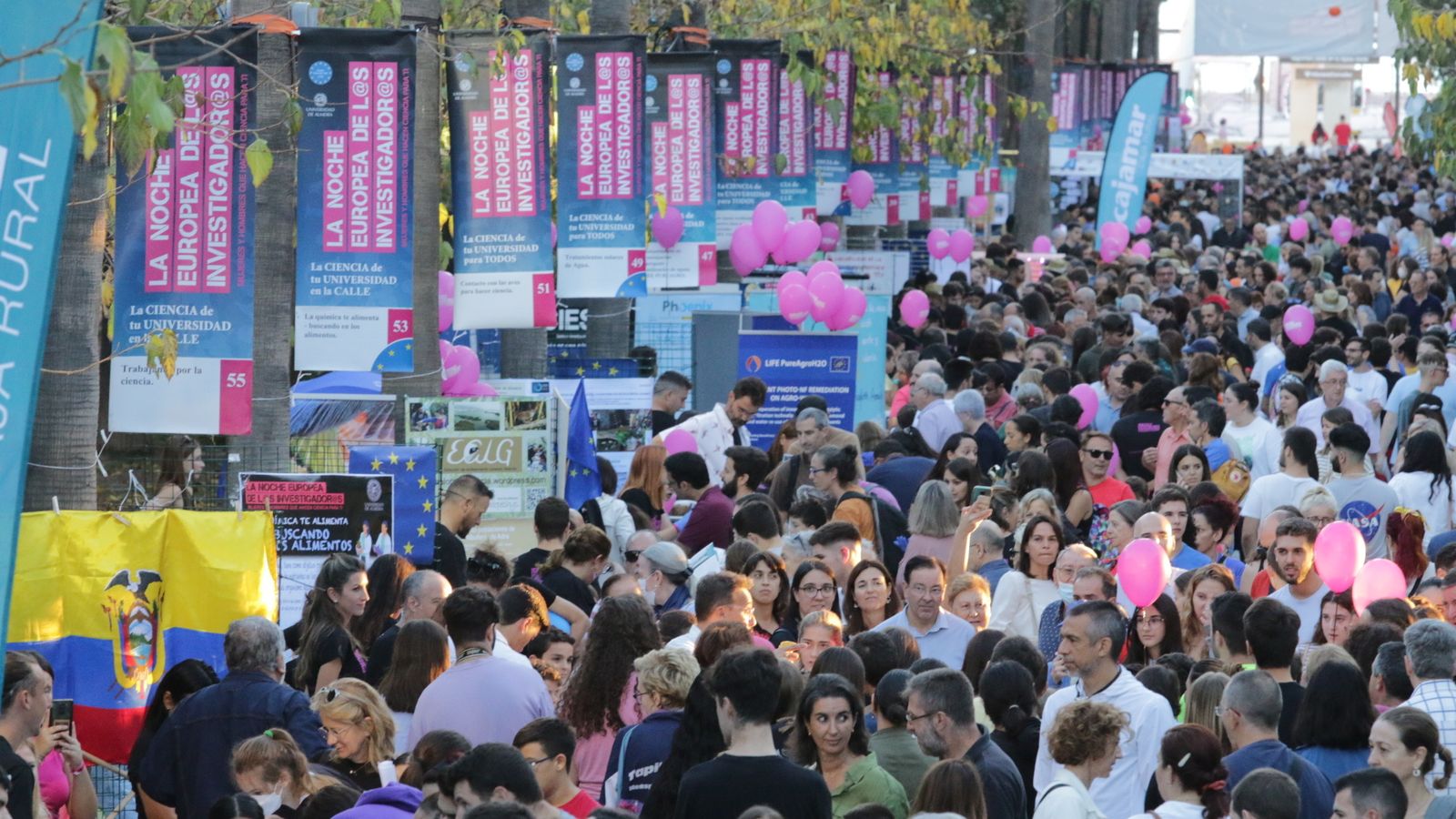 La Rambla de Almería se ha llenado de familias en la Noche de los Investigadores.