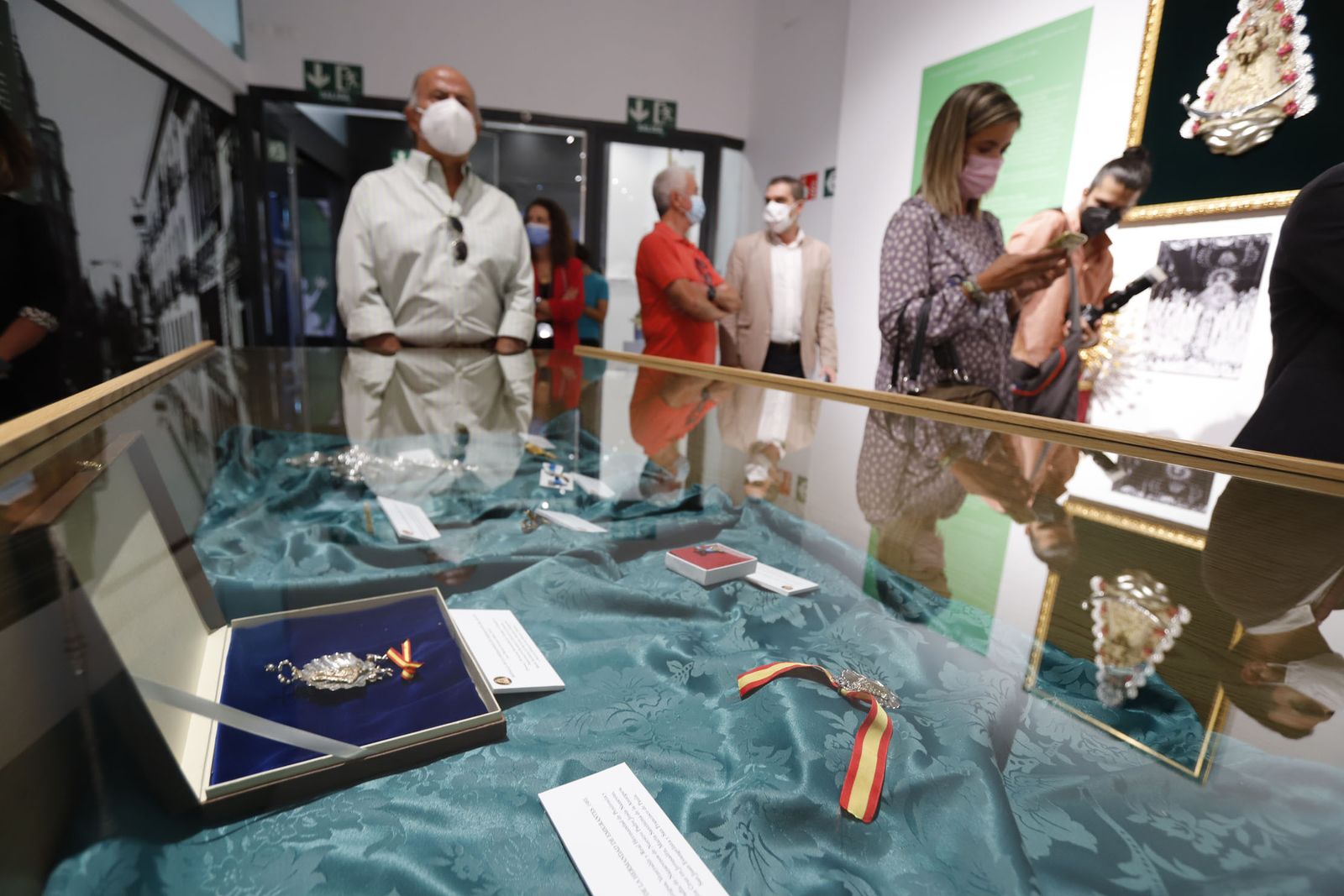 Imágenes de la inauguración de la exposición Regina Roris en la sala de la Fundación Cajasol 'El Comercial'