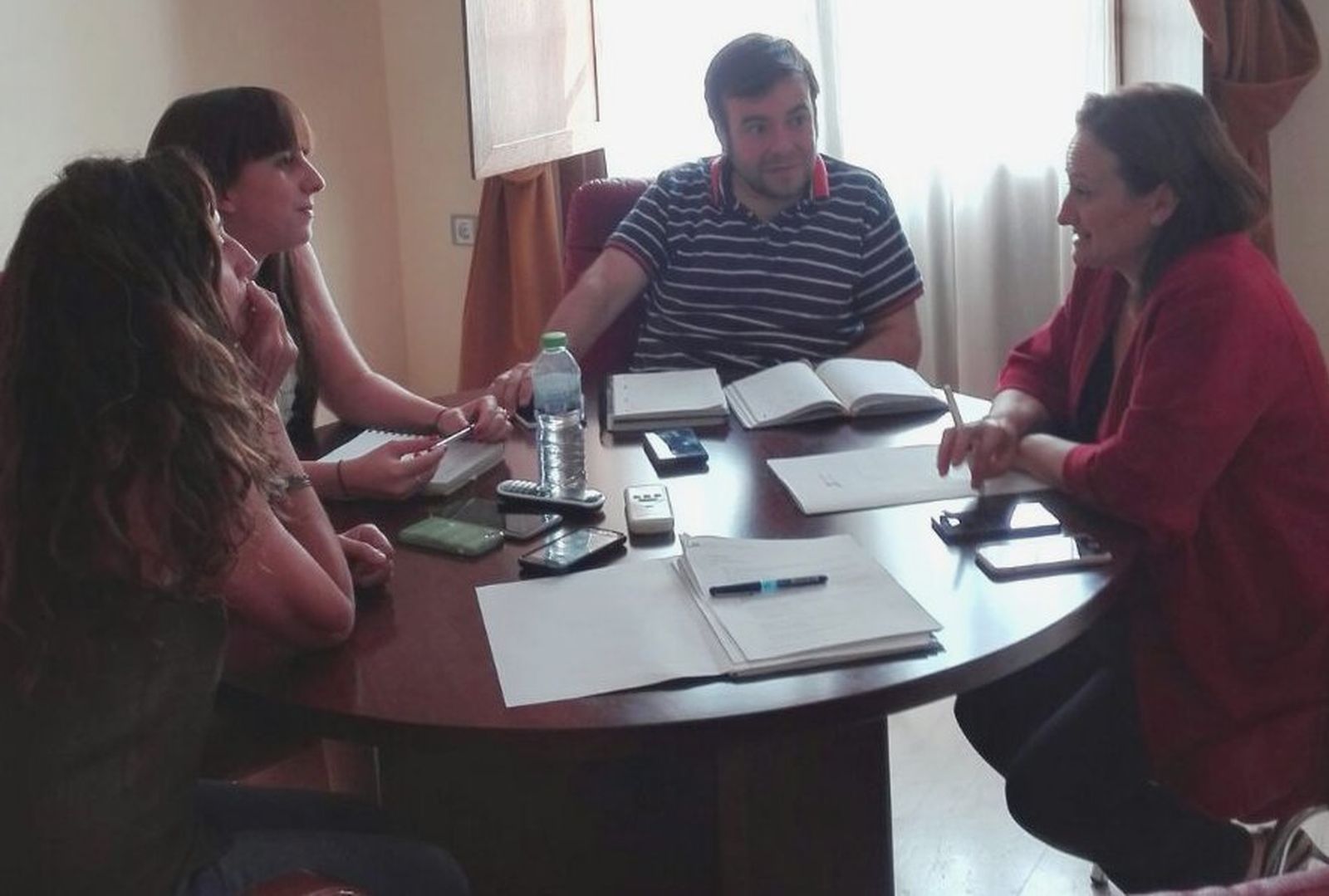 La diputada provincial y la alcaldesa de El Bosque, durante el encuentro de trabajo.