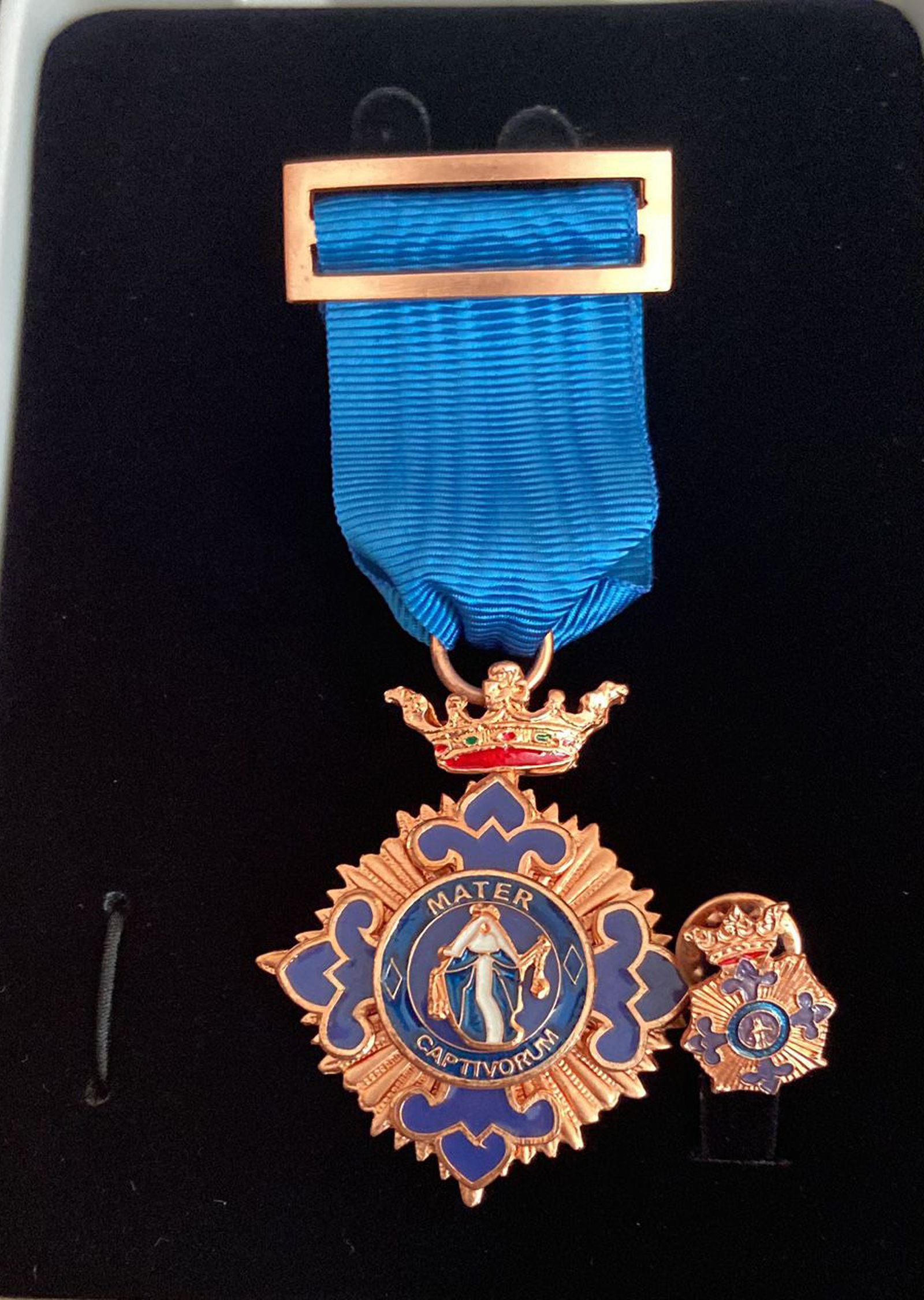 La medalla al mérito social penitenciario, con el lema en latín 'Mater Captivorum'