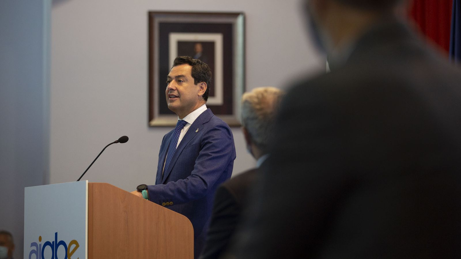 El presidente de la Junta, Juanma Moreno, durante la clausura del acto de la presentación de la Memoria de Aiqbe.