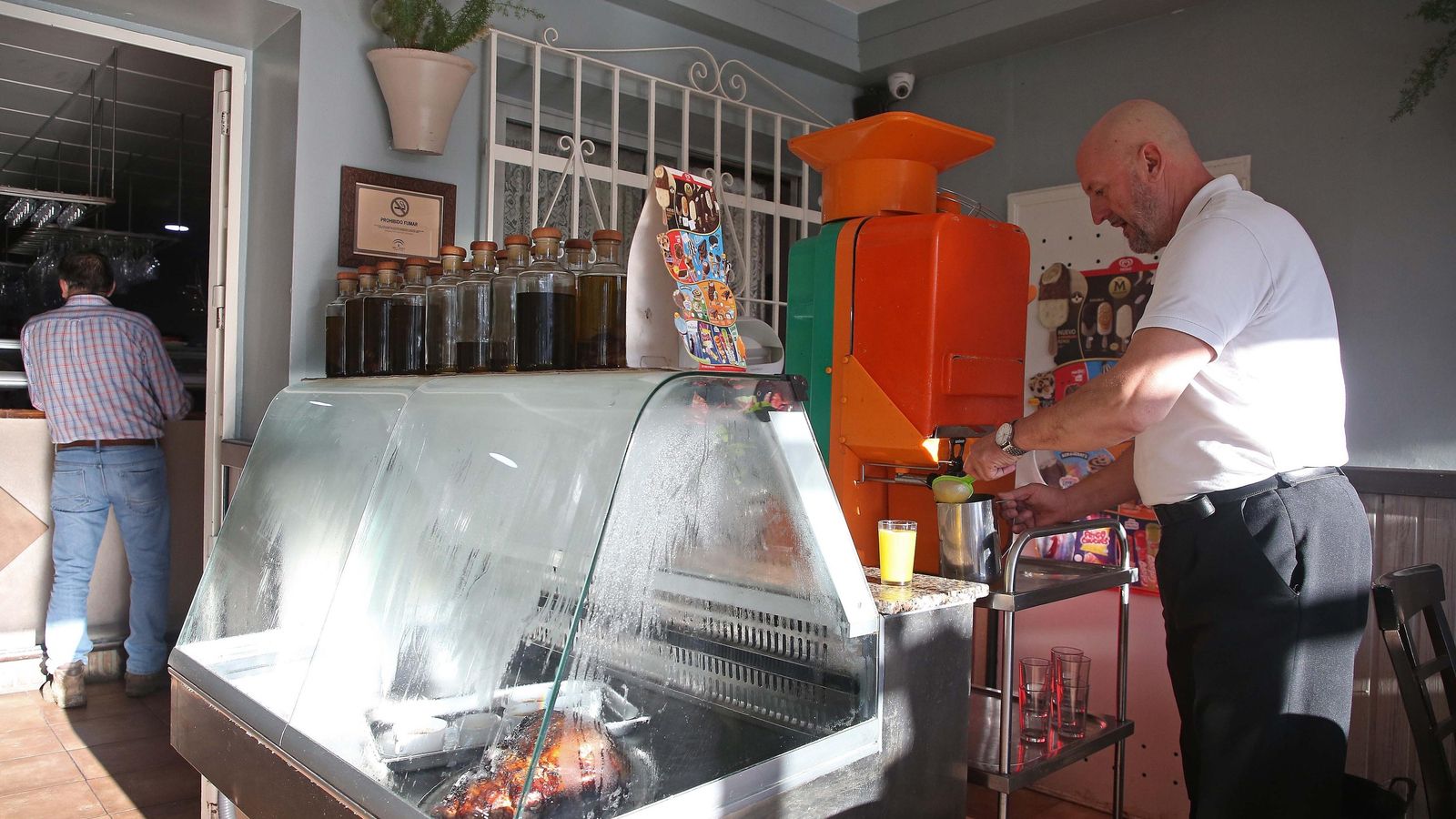 Un camarero atiende una comanda en el Campo de Gibraltar.