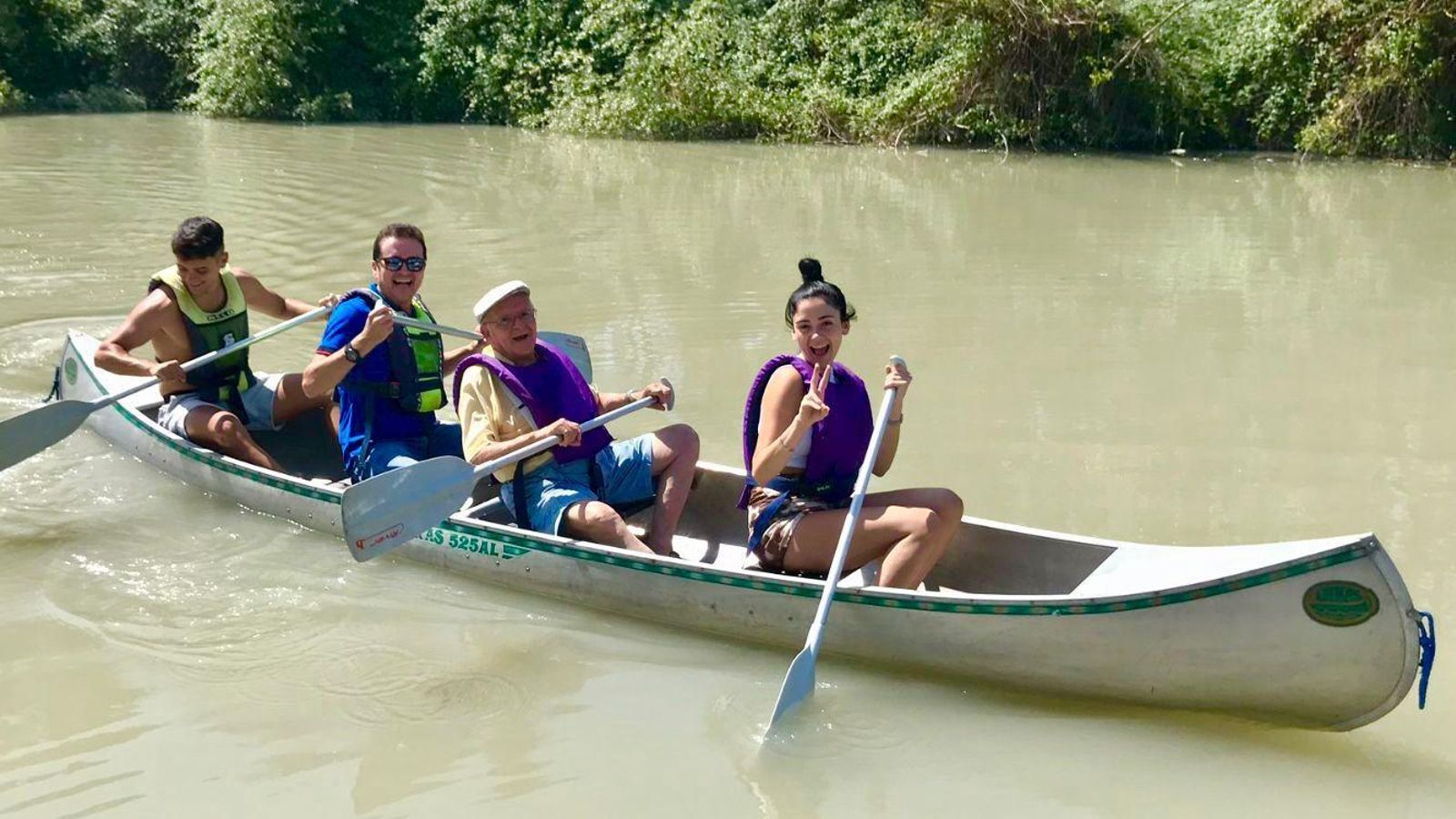 Manuel Rubiales, con su familia en el río Guadalete