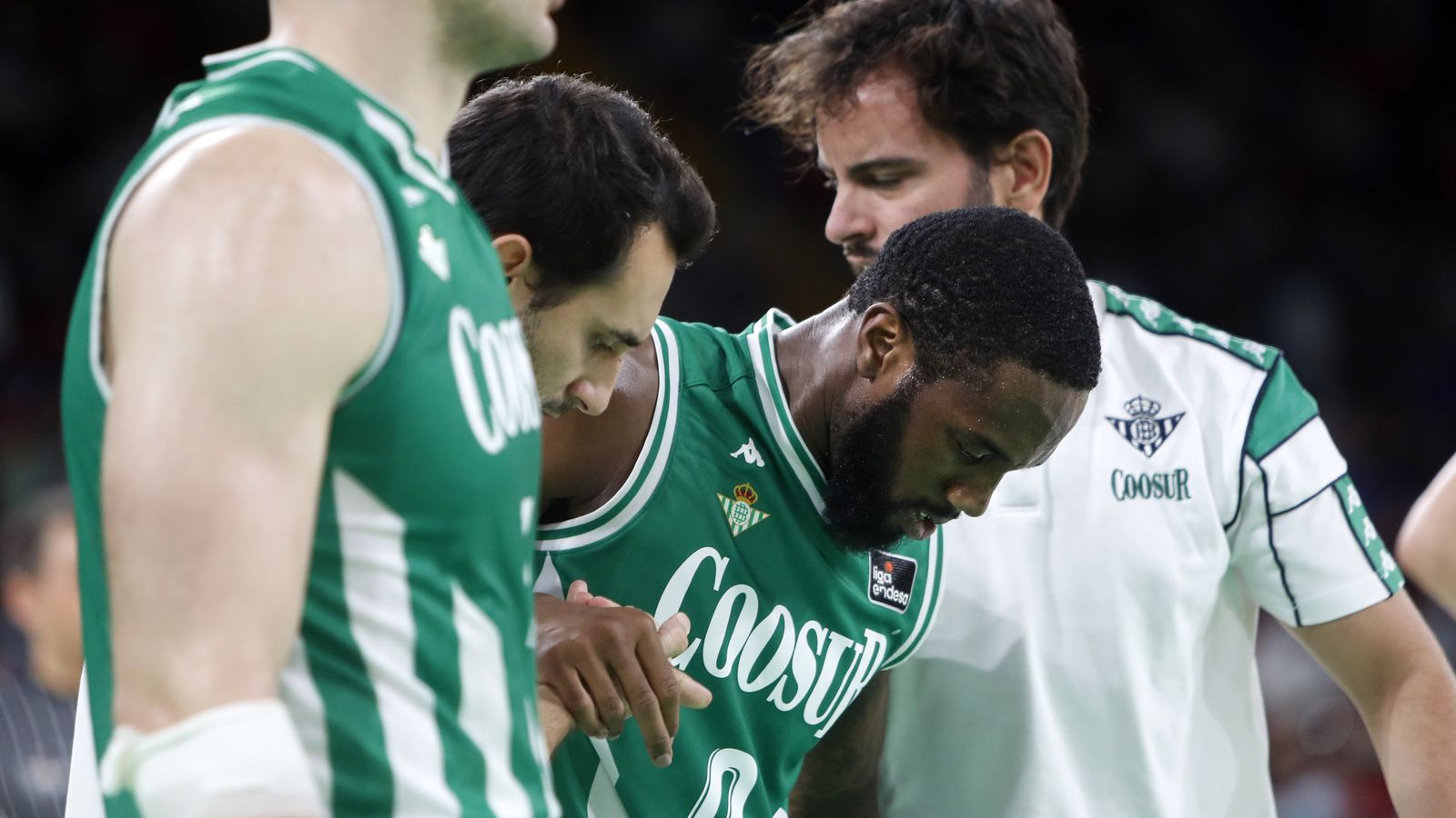 Carrington sale de la pista tras lesionarse ante el Barcelona.