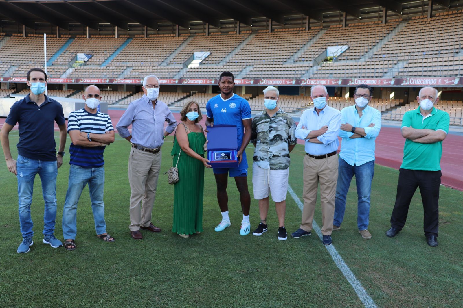 Edet posa con el I Trofeo Juan Bellido junto a la viuda y al hijo del directivo y a los que fueron sus compañeros de junta.
