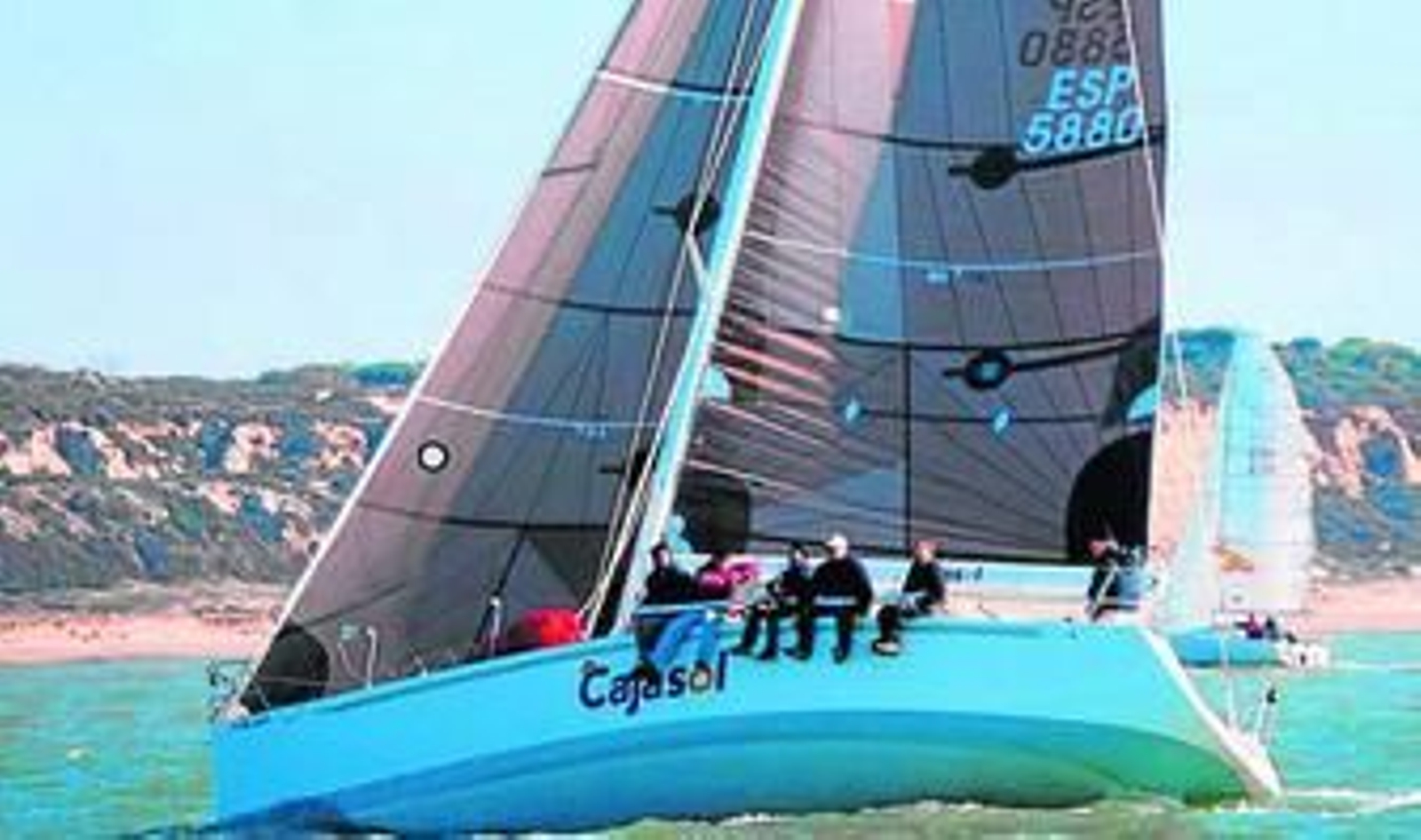 El velero 'Cajasol', durante un momento de la Regata Bahía de Huelva.
