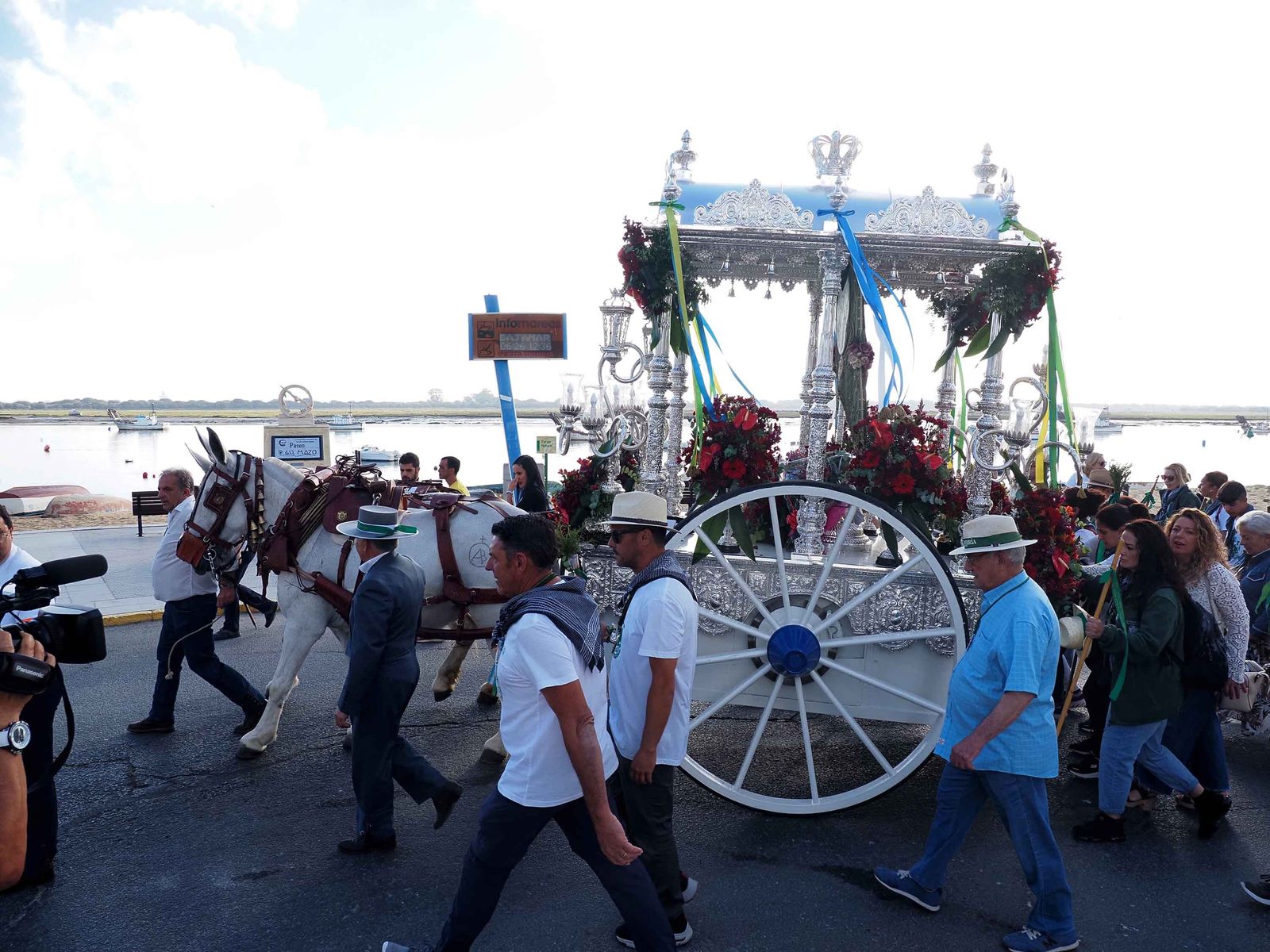 Salida de la Hermandad de Punta Umbría hacia El Rocío.