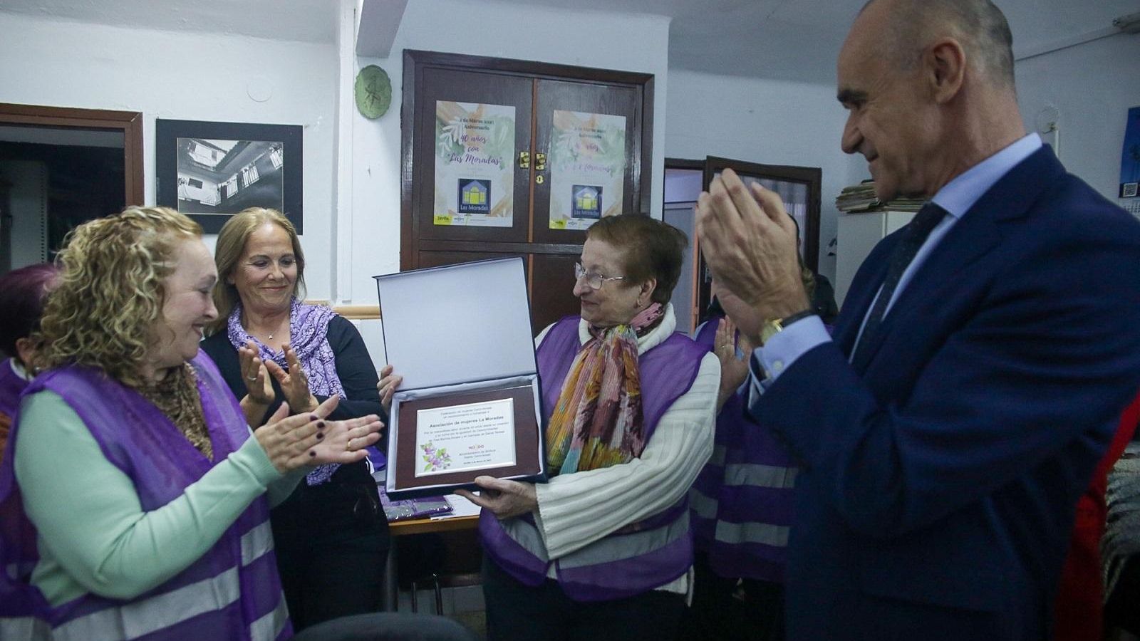 Las responsables de la asociación Las Moradas han recibido un reconocimiento por parte del Ayuntamiento de Sevilla.