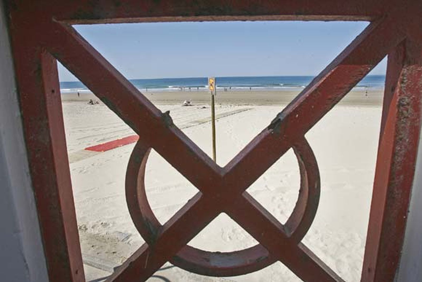 Decenas de operarios se afanan estos días por dejar la zona estrella del verano gaditano en perfecto estado./Joaquín Pino

Foto: Joaquin Pino