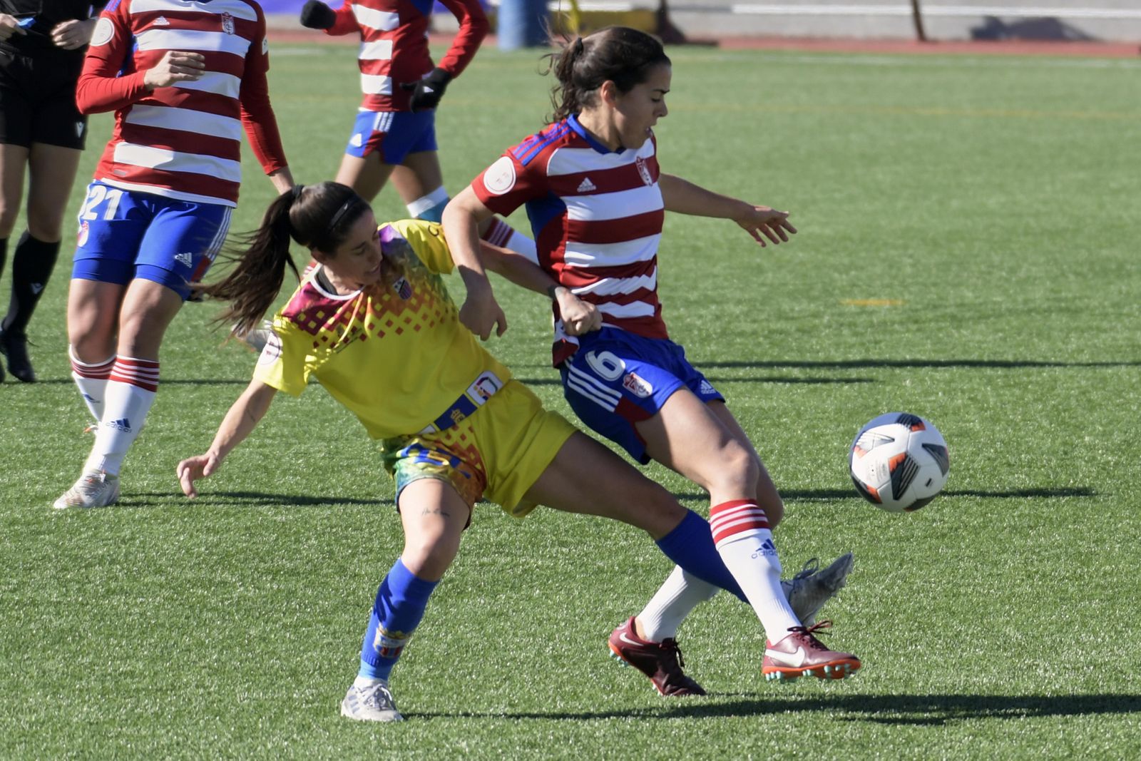 Alicia, presionada por una rival.