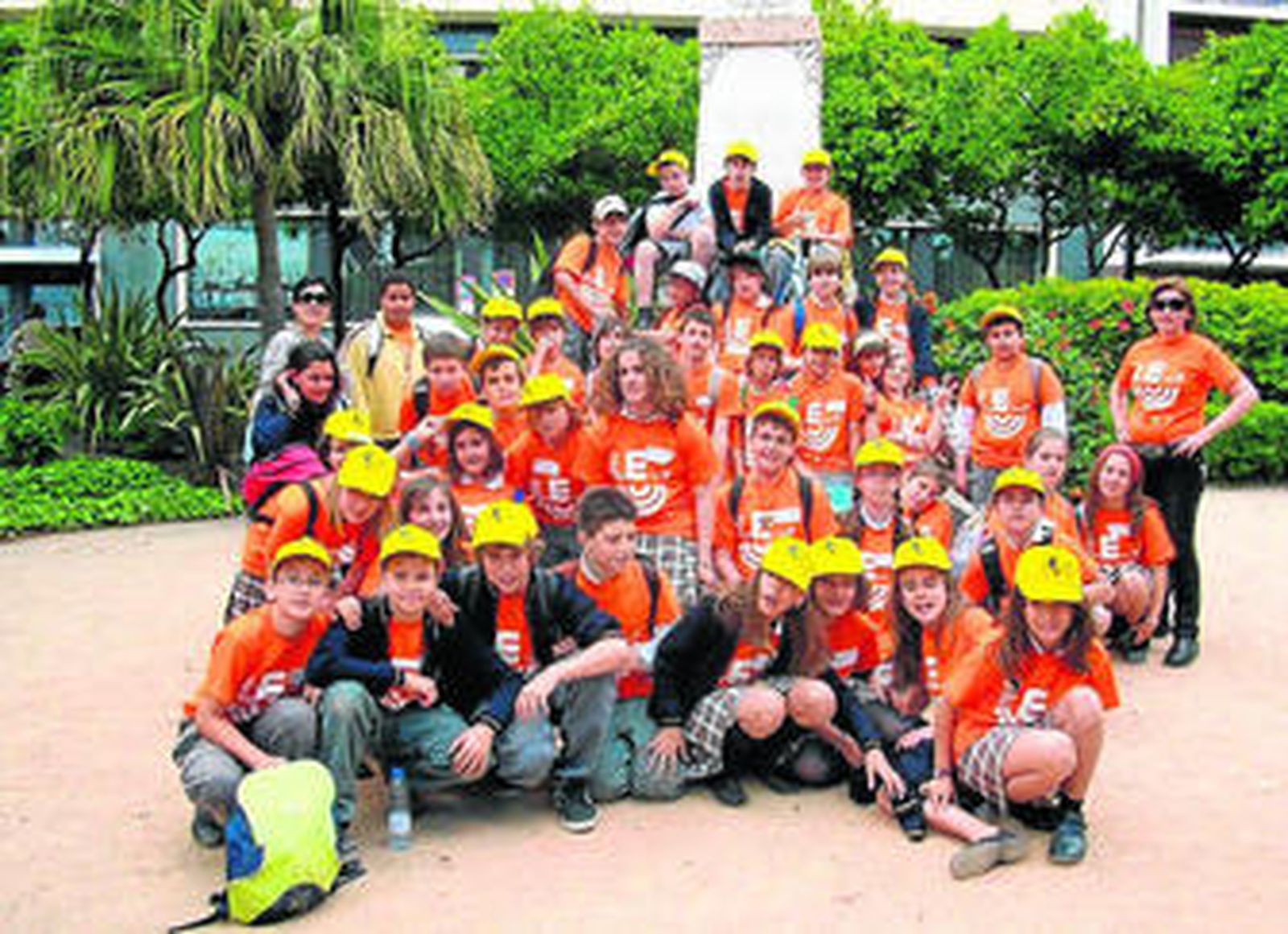 Alumnos del colegio Portocarrero en su excursión a Málaga para participar en el mercadillo regional.