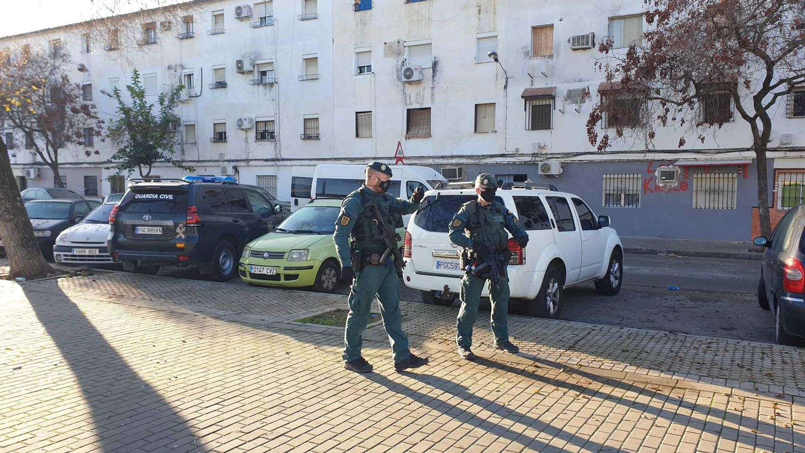 Guardias civiles desplegados en Torreblanca, este lunes.