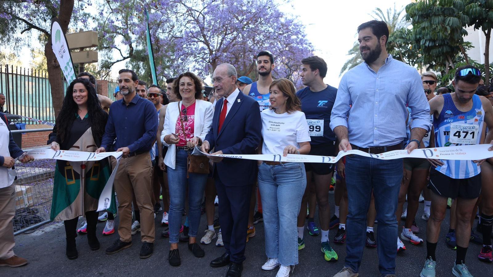 De la Torre y Blanco cortan la cinta para que pueda dar comienzo la carrera.