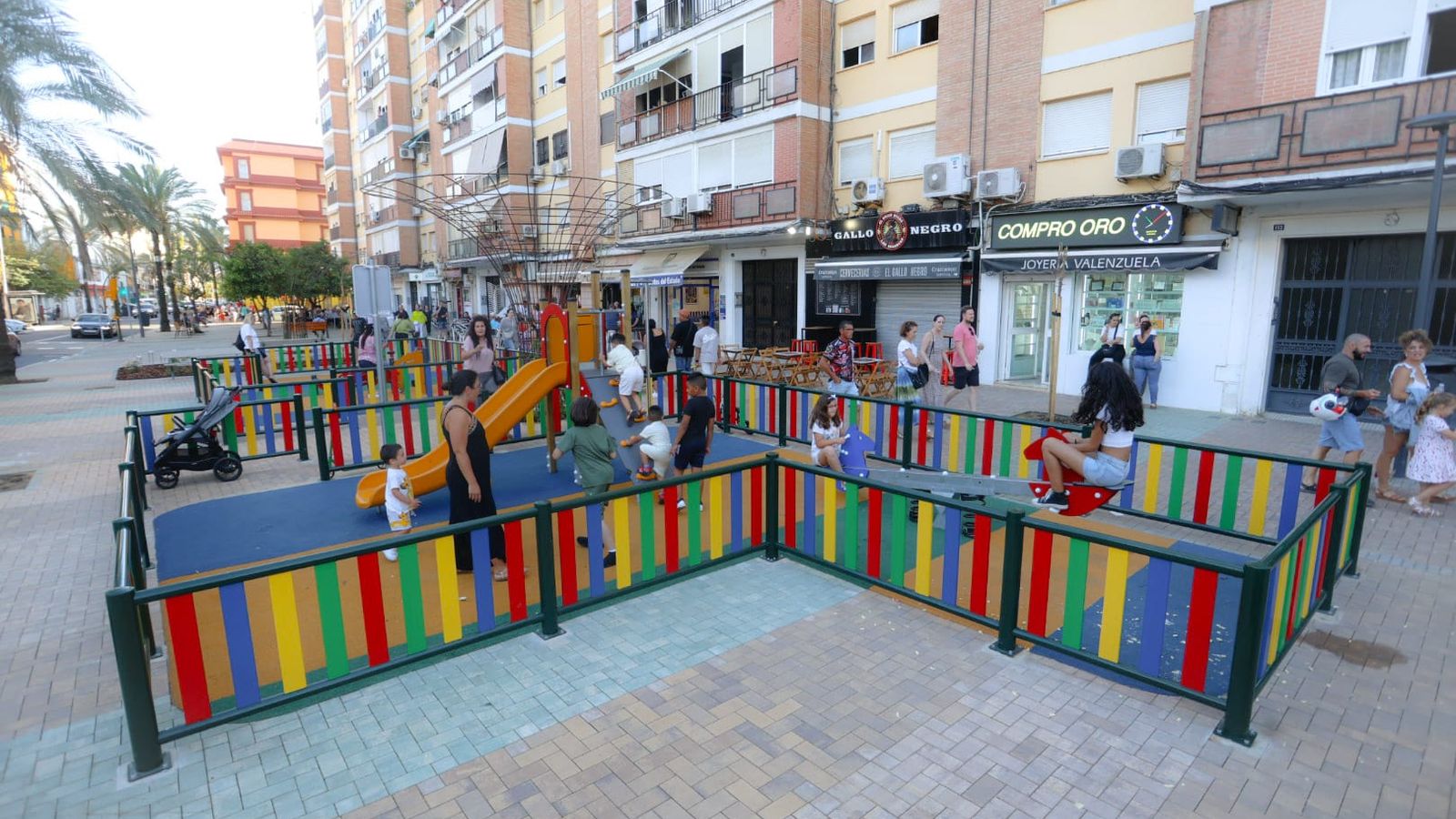 Parque infantil en la nueva plaza de la barriada de Las Colonias.