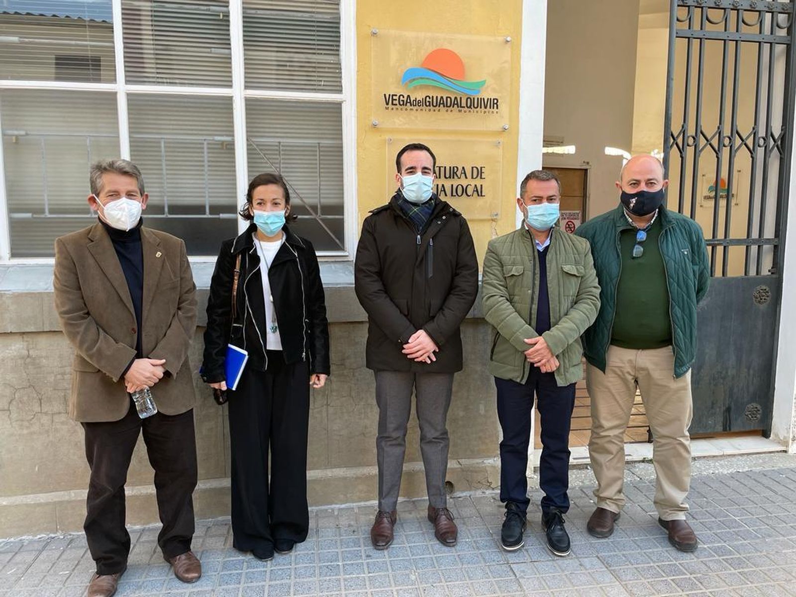 El delegado de Empleo, en el centro, con representantes de la Vega del Guadalquivir.