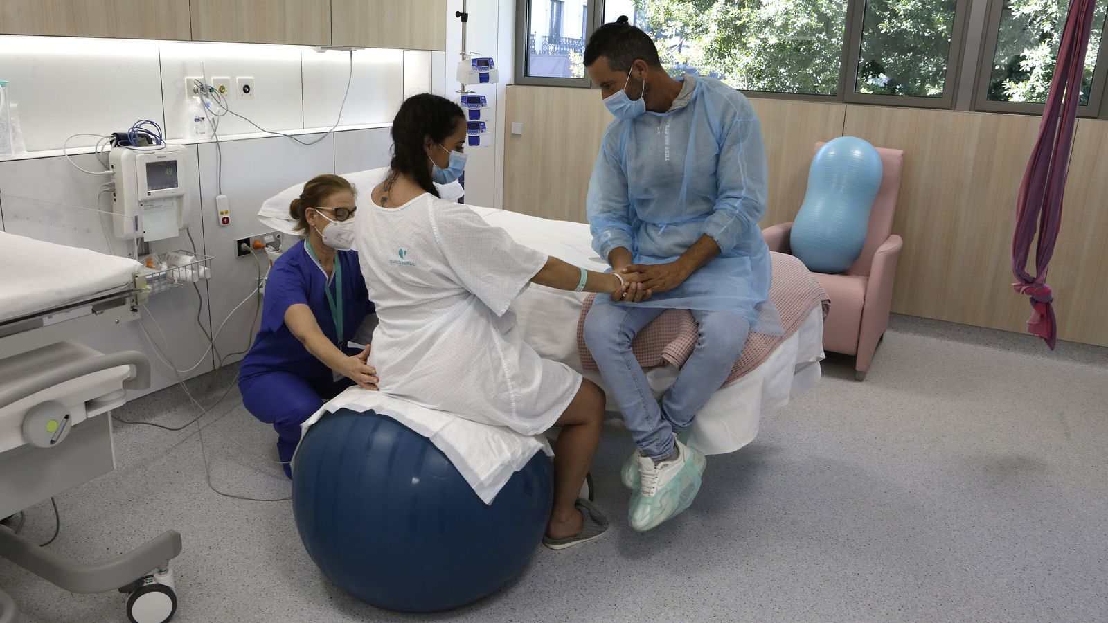 Una paciente en uno de los paritorios del Hospital Materno Infantil Quirónsalud Sevilla
