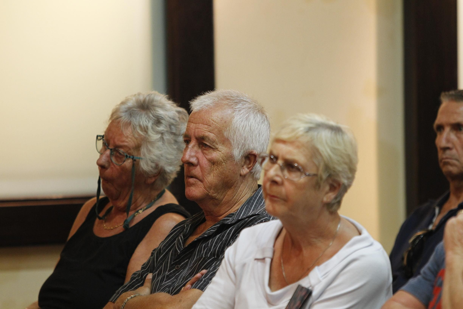 Fotogalería reunión Presidente Junta Andalucía, Juanma Moreno, con dueños viviendas irregulares del Almanzora