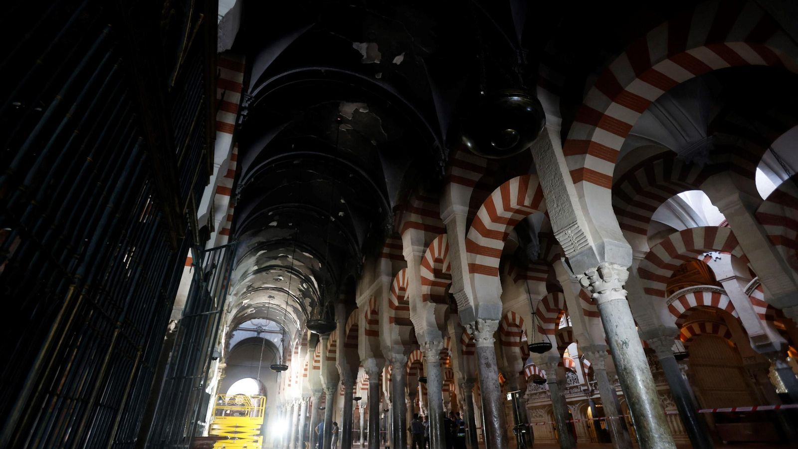 Nave de la Mezquita-Catedral de Córdoba afectada por el incendio.