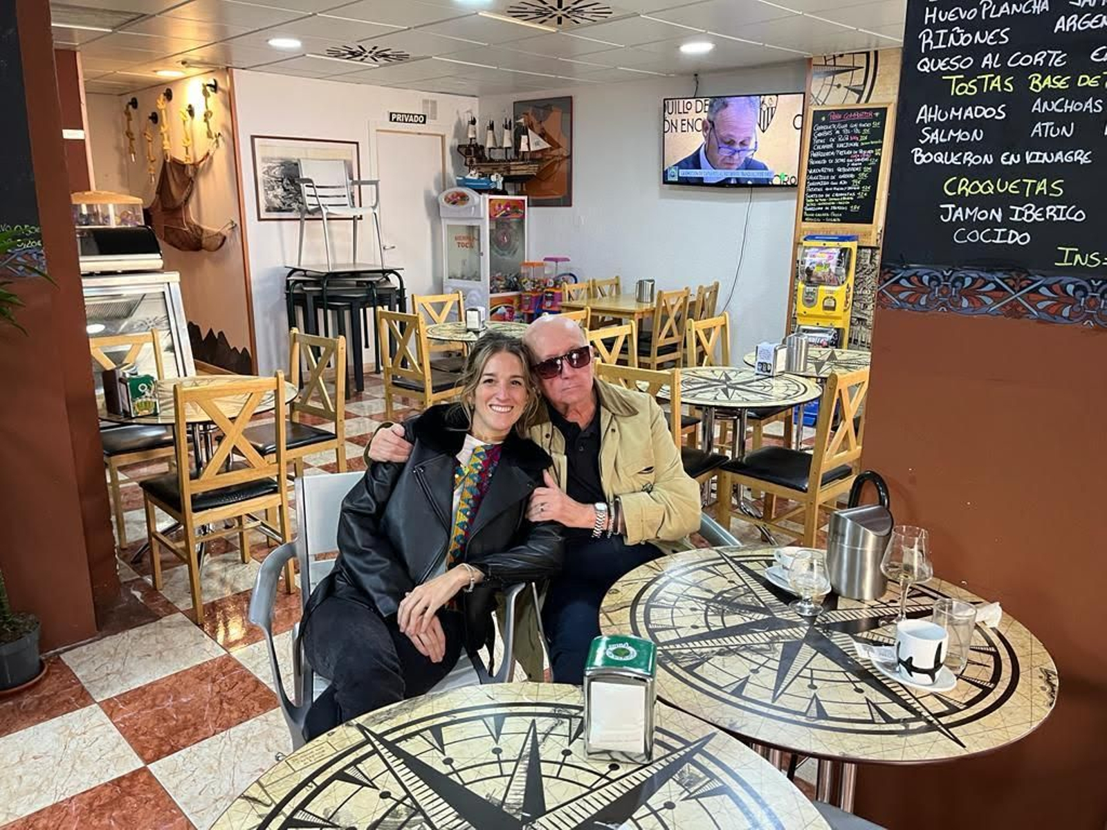 Alejandro Reyes y Andrea Barrionuevo, directora del documental “Club de Reyes”