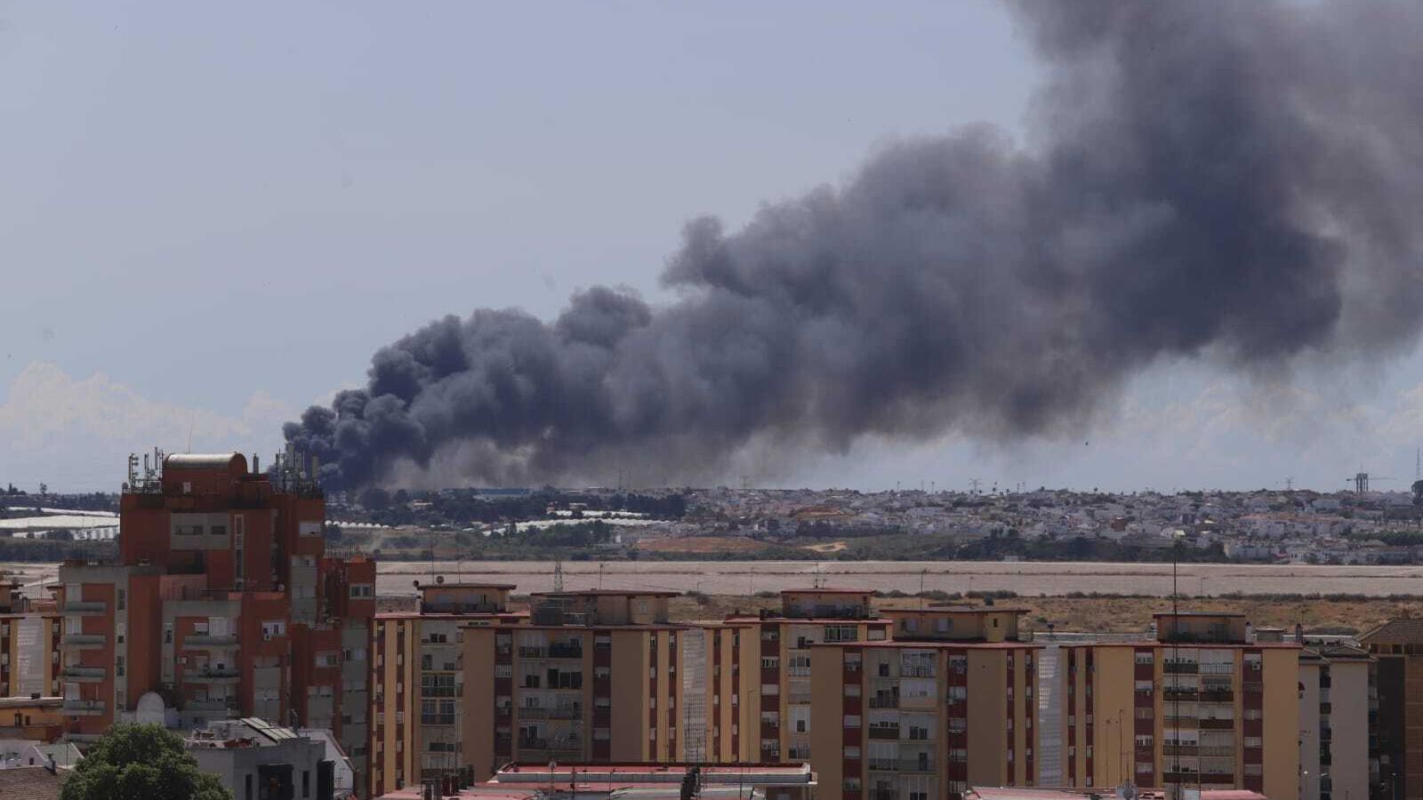 Importante columna de humo vista desde Huelva
