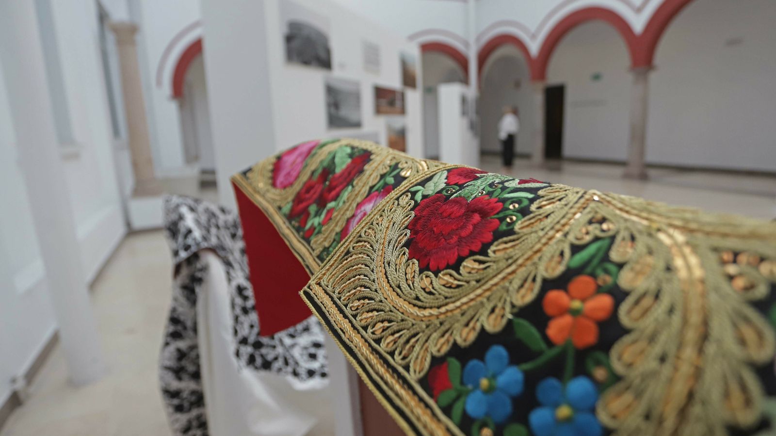 Exposición de fotografía taurinas y trajes de toreo en el museo de Algeciras