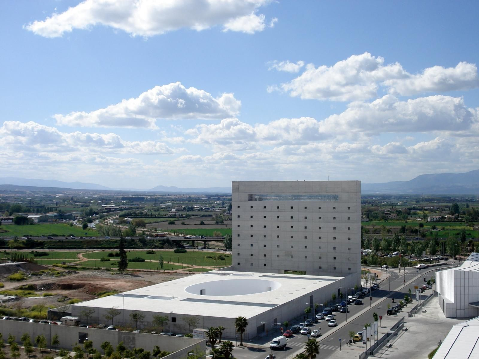 El Centro Cultural CajaGranada albergará actividades durante todo el verano