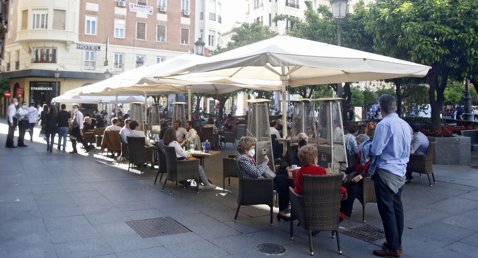 Varias personas en una terraza de la capital cordobesa.