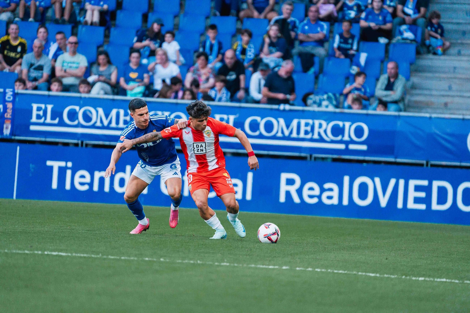 El jugador del Almería Nico Melamed protege el cuero ante un jugador del Oviedo.